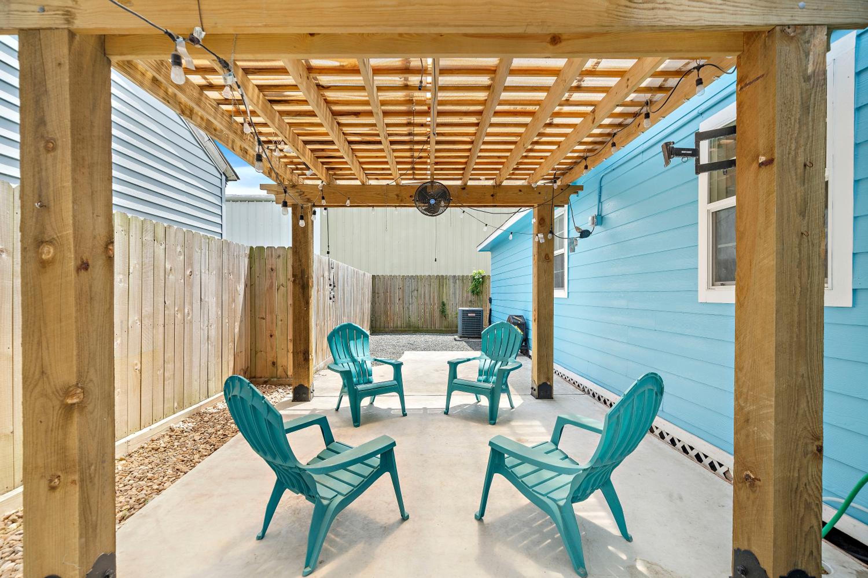 Blue Bungalow In Houston Heights! Walkable to Popular Bars view 3