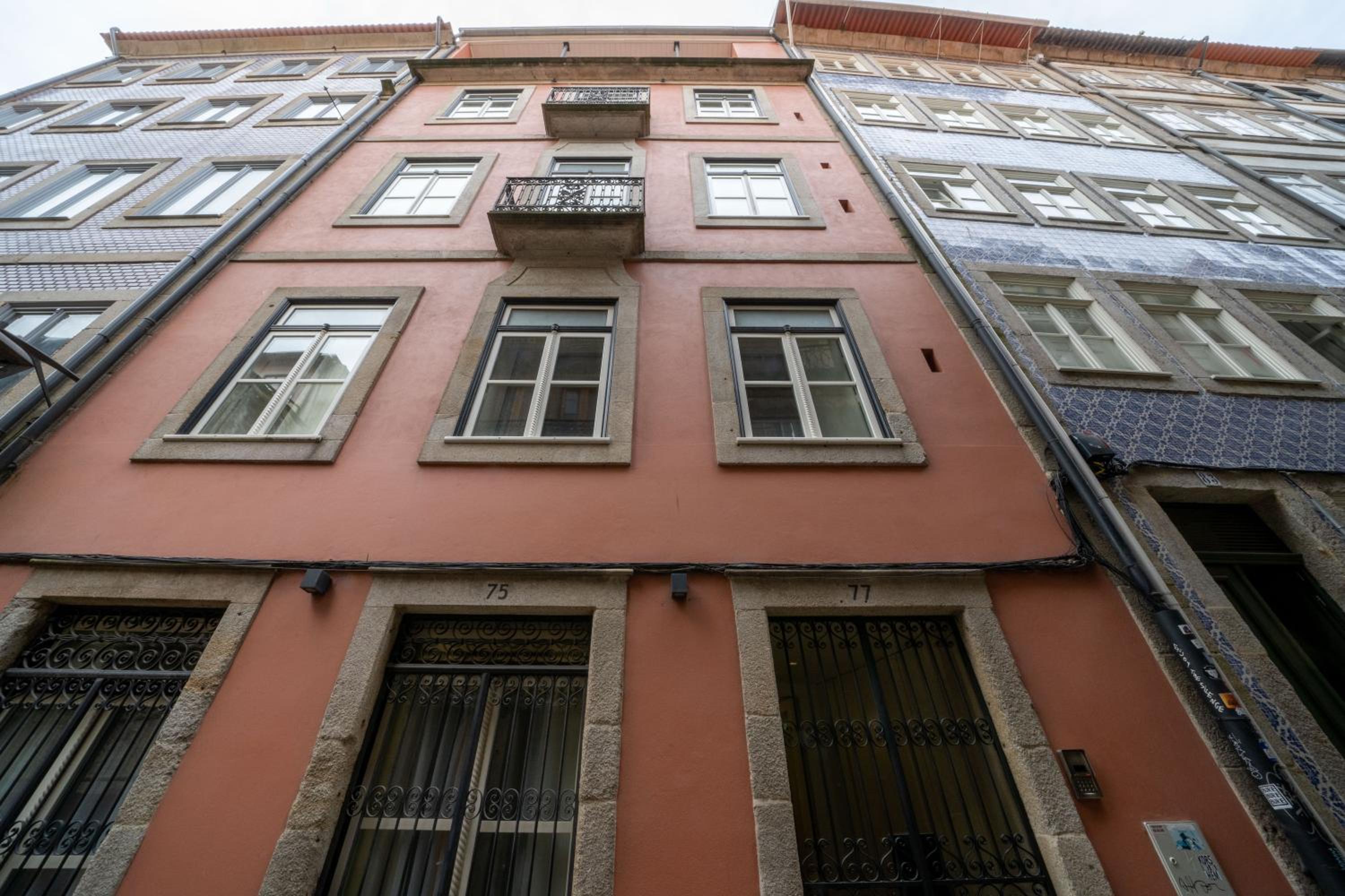 Mercadores Apartment by Amber Star Rent view 3