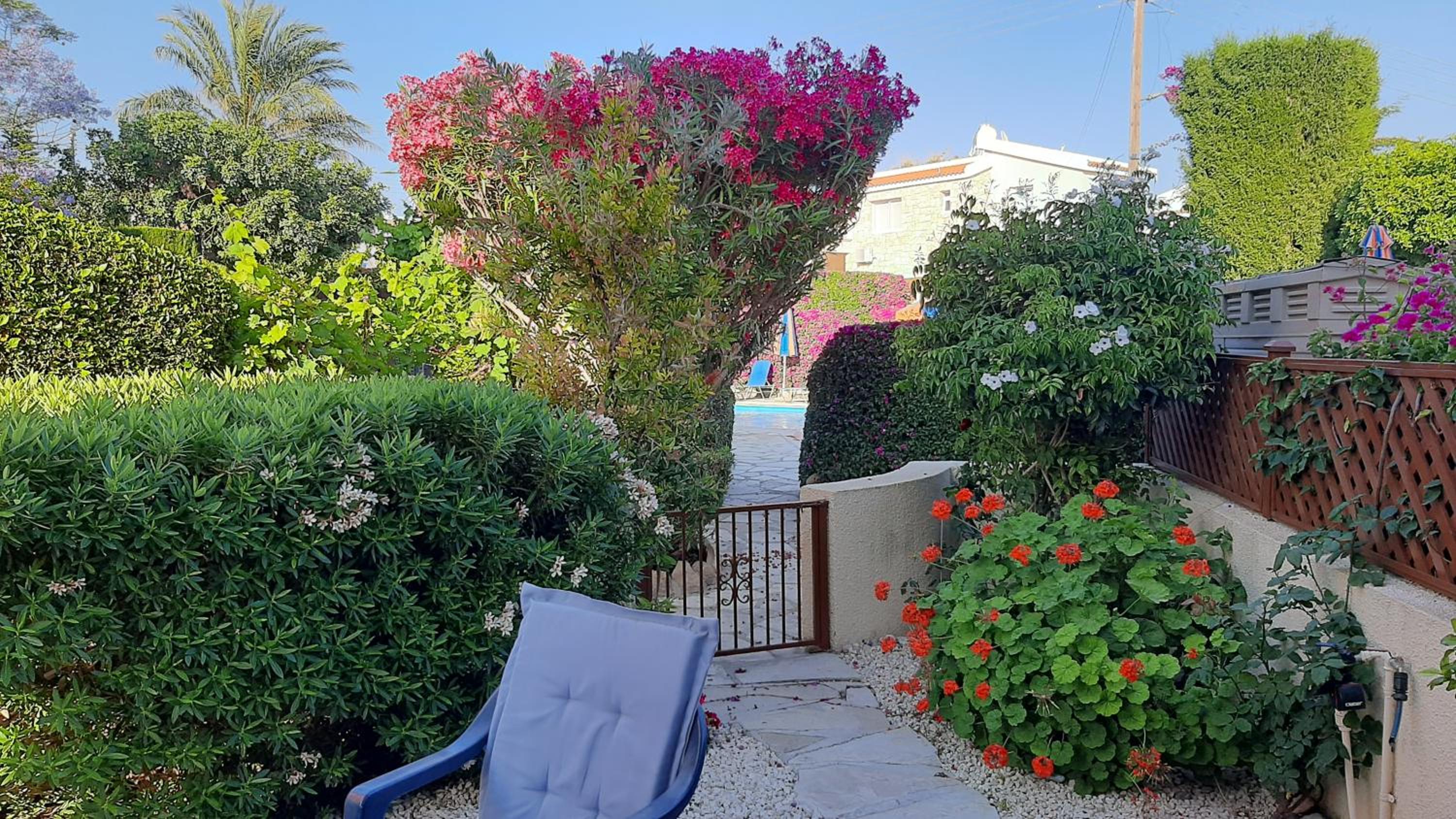 Eva Gardens corner house with stunning garden and huge swimming pool next to CORAL BAY