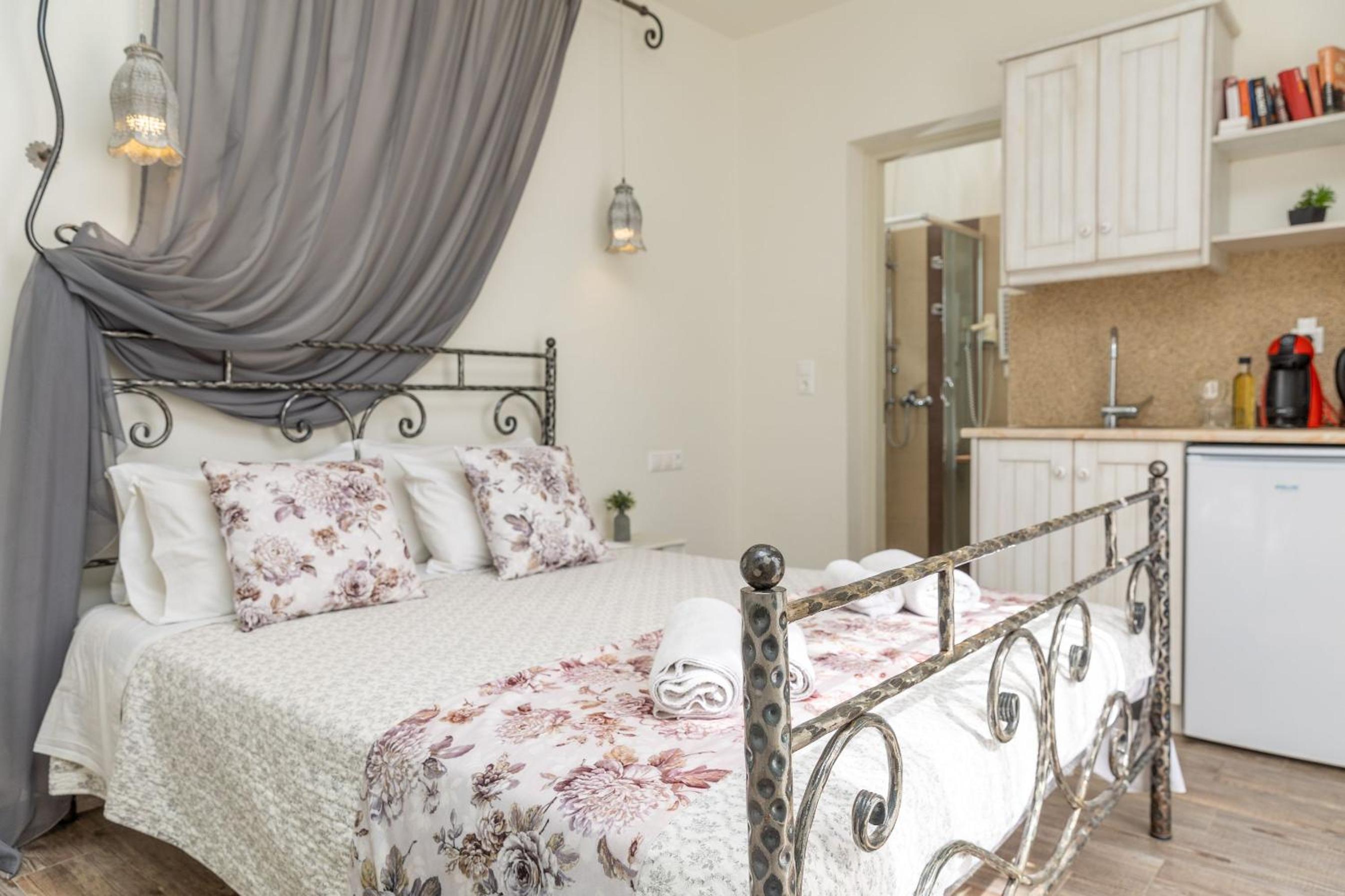 Naxos Petite Studios