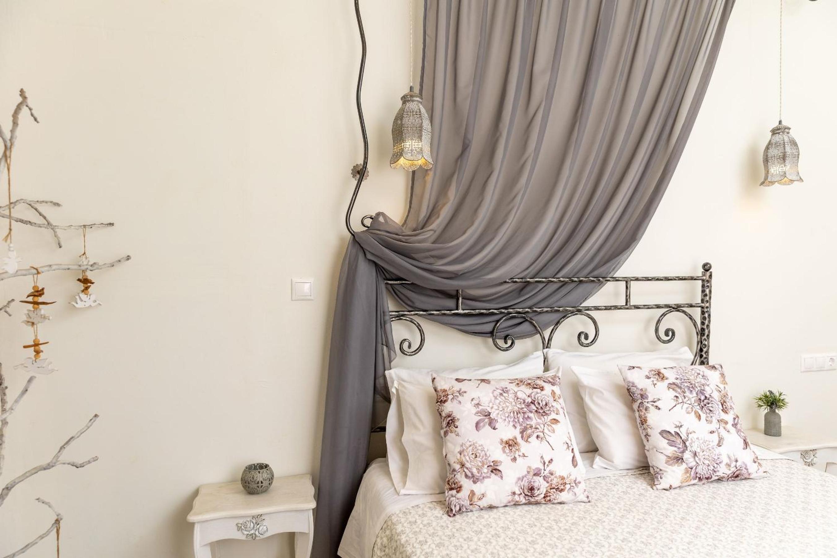 Naxos Petite Studios
