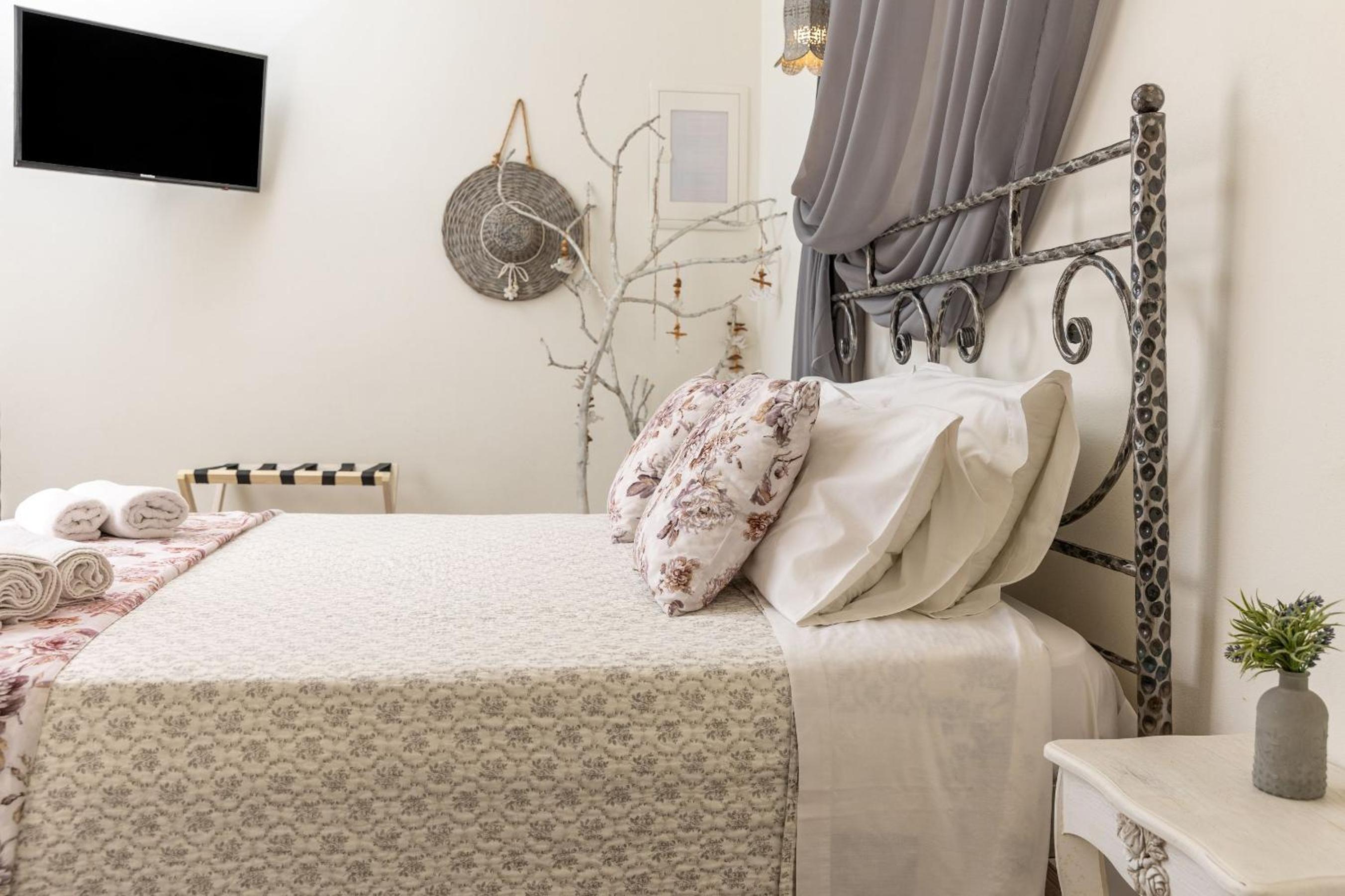 Naxos Petite Studios