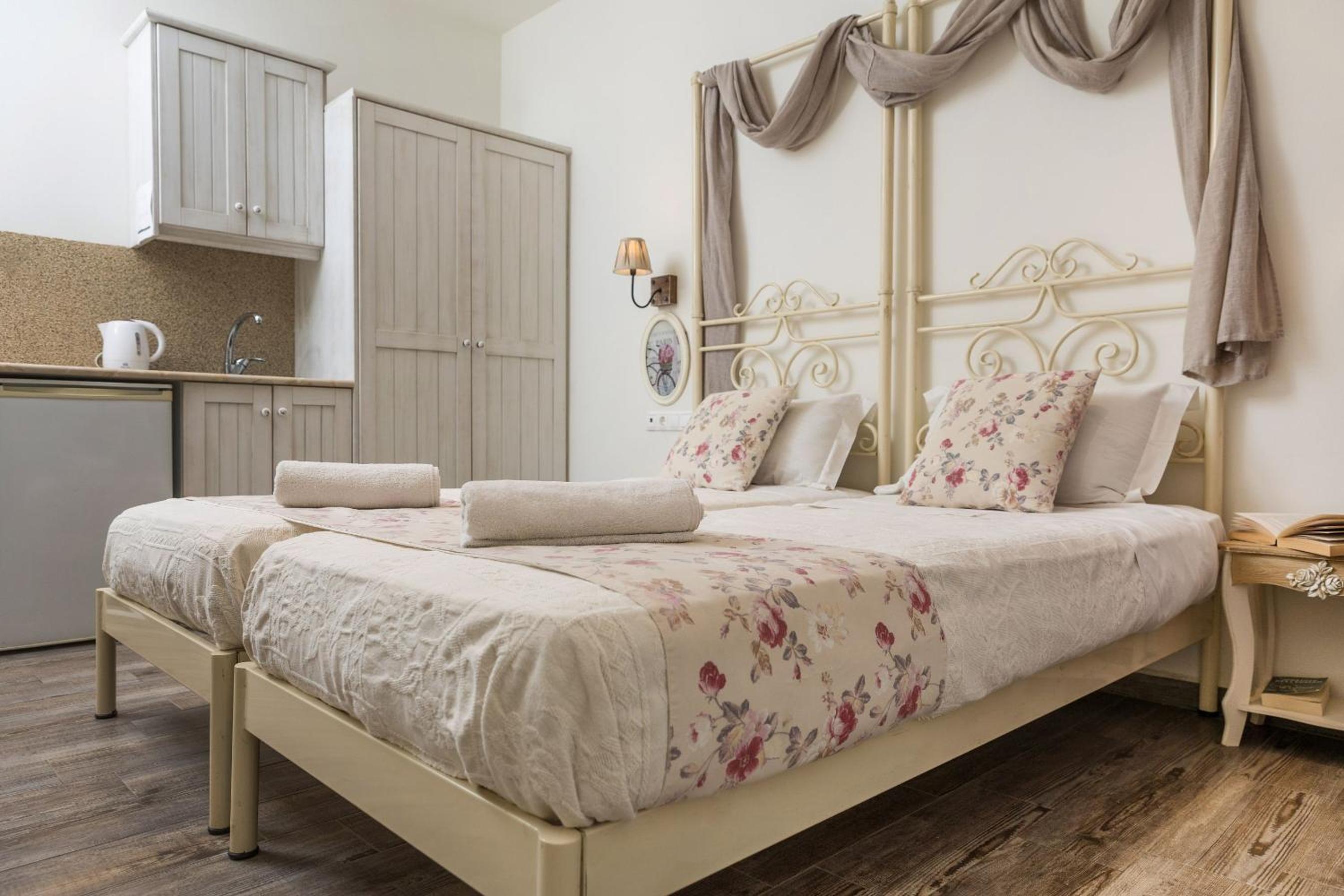 Naxos Petite Studios