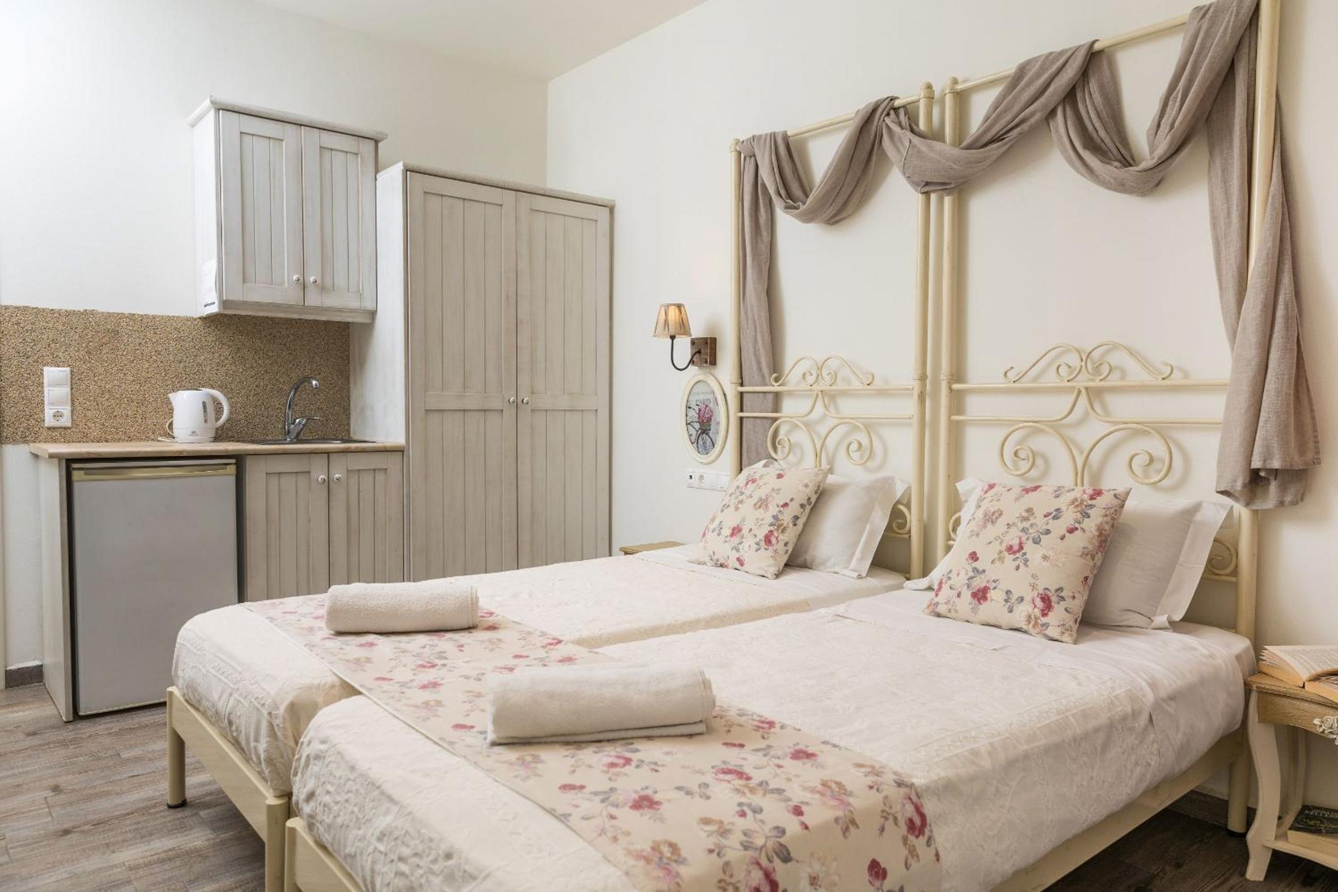 Naxos Petite Studios