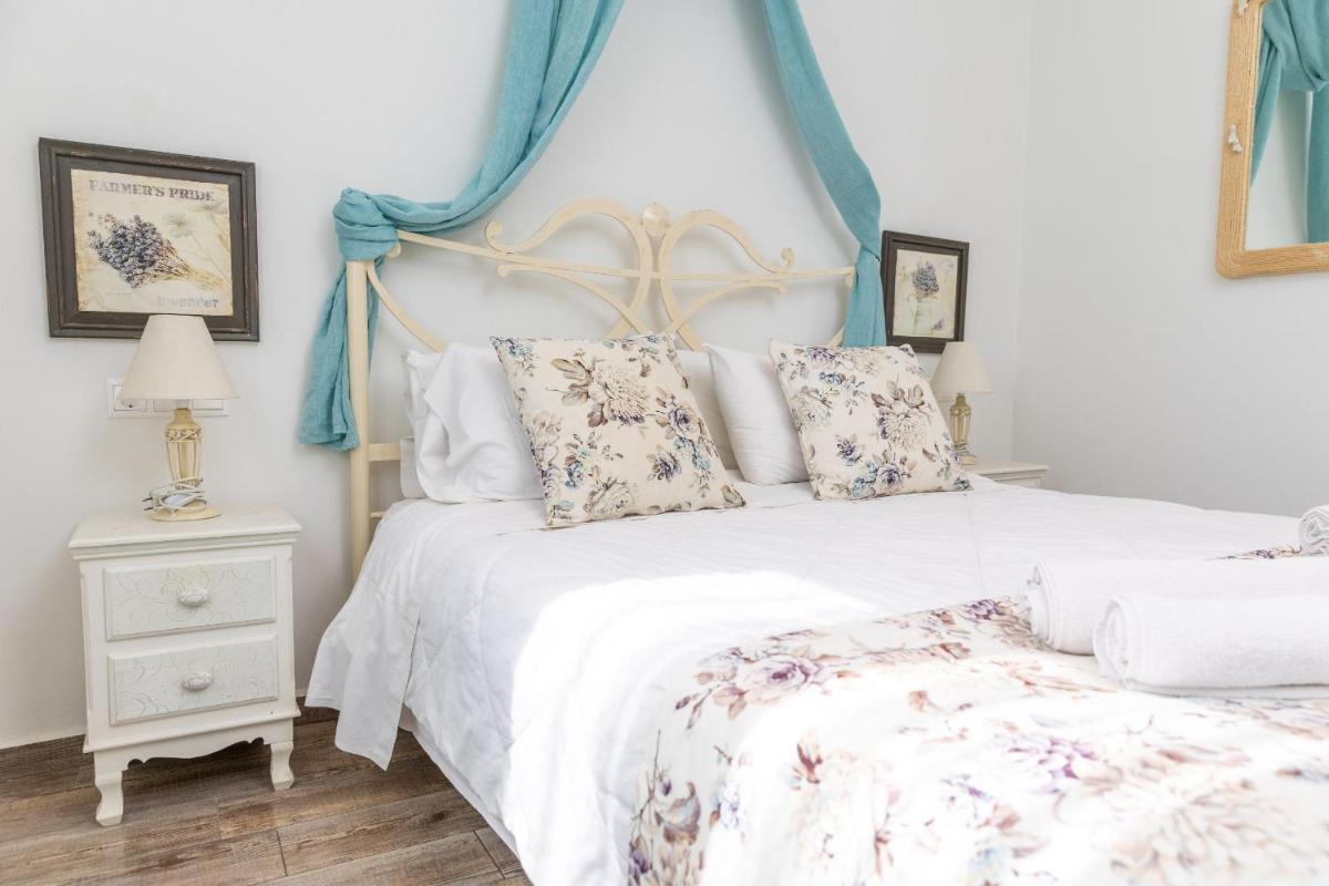 Naxos Petite Studios