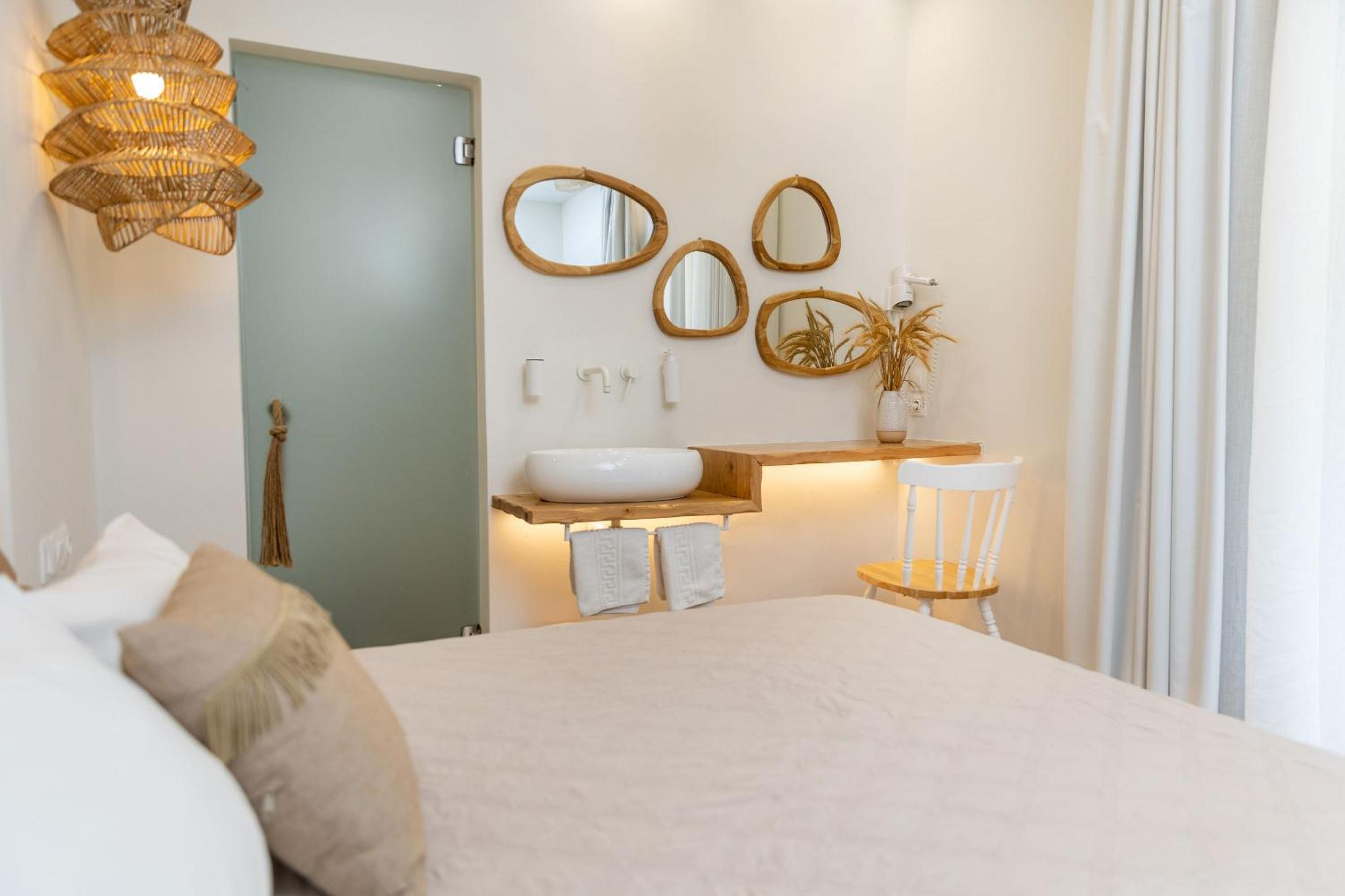 Naxos Petite Studios