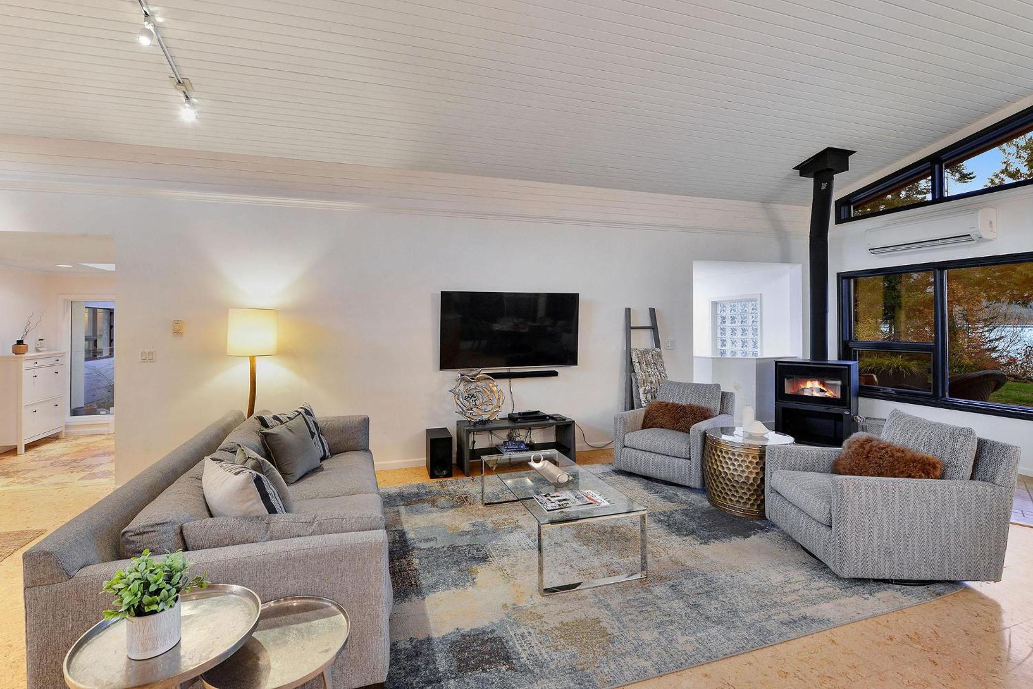 Beachside Living Cherry Point by EMR Vacation Rentals