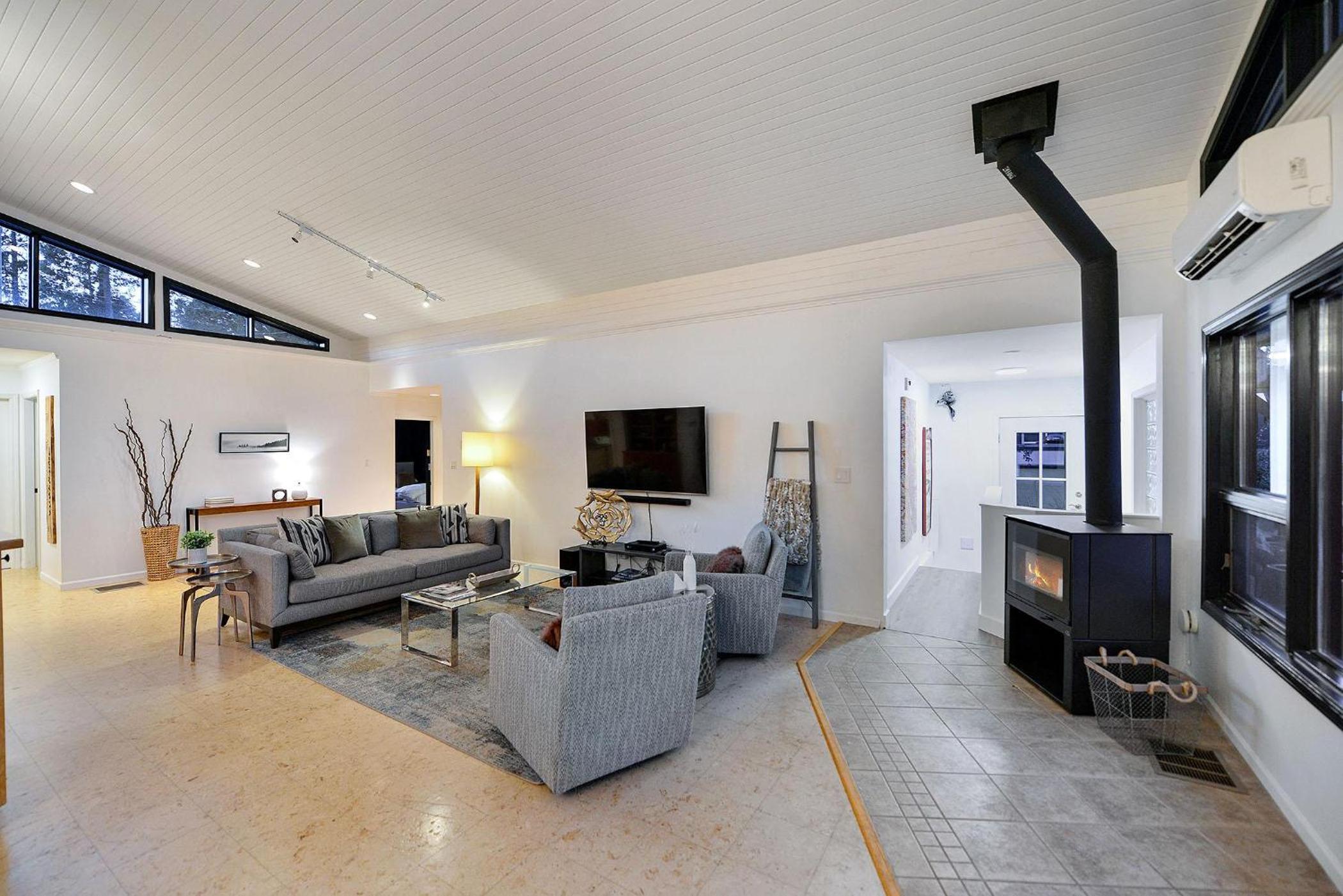 Beachside Living Cherry Point by EMR Vacation Rentals
