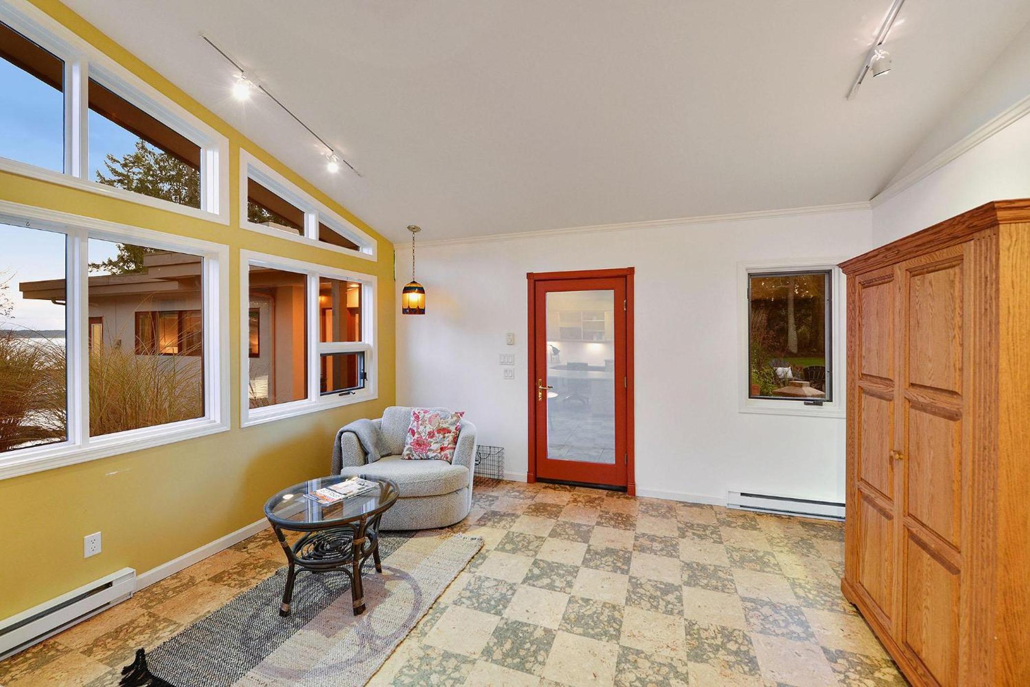 Beachside Living Cherry Point by EMR Vacation Rentals