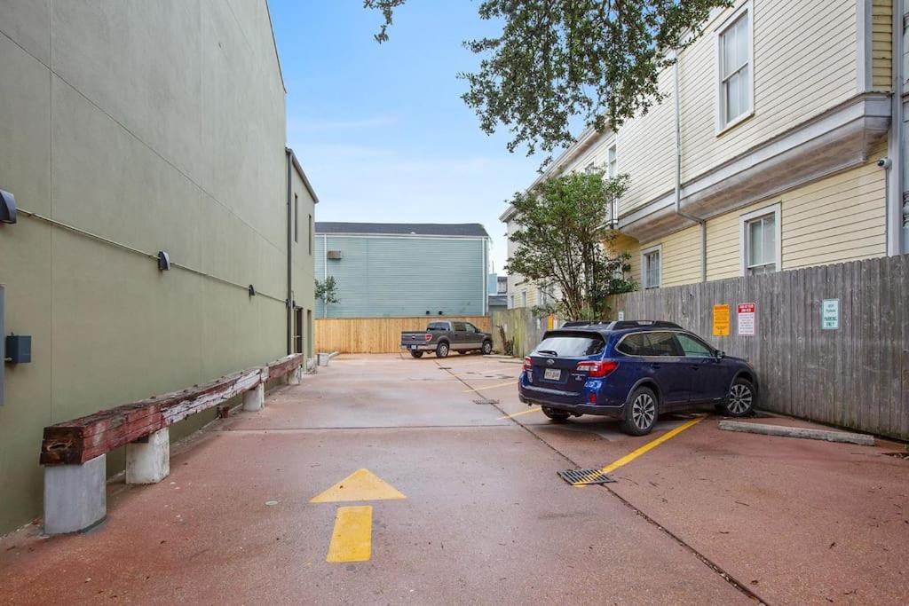 Fab 1838 Garden District 5BR with Parking And Balcony view 5