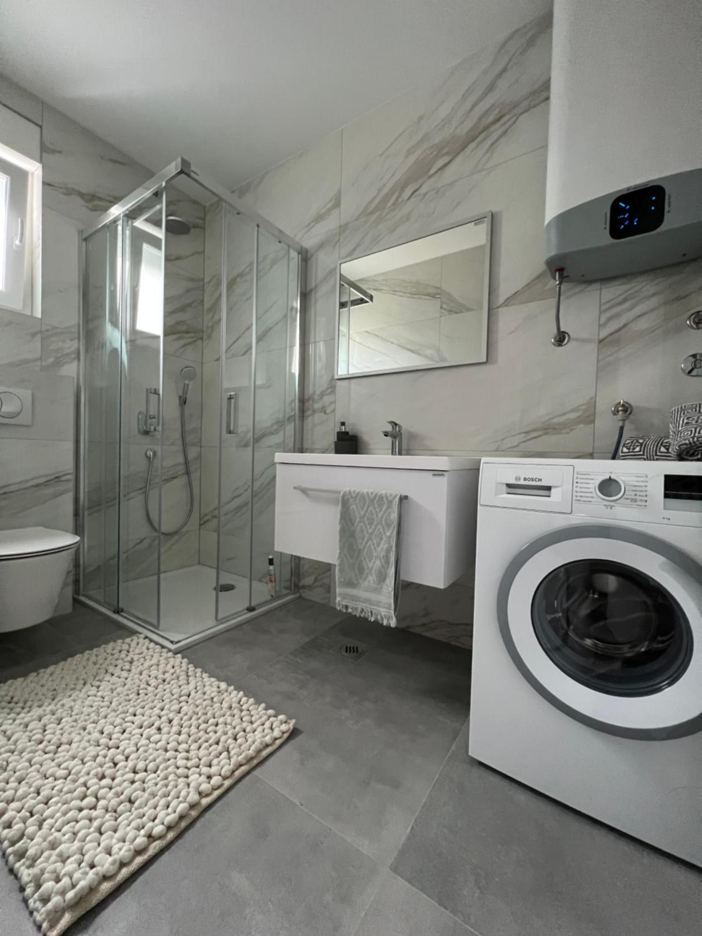 Black Pearl en Novalja — bathroom