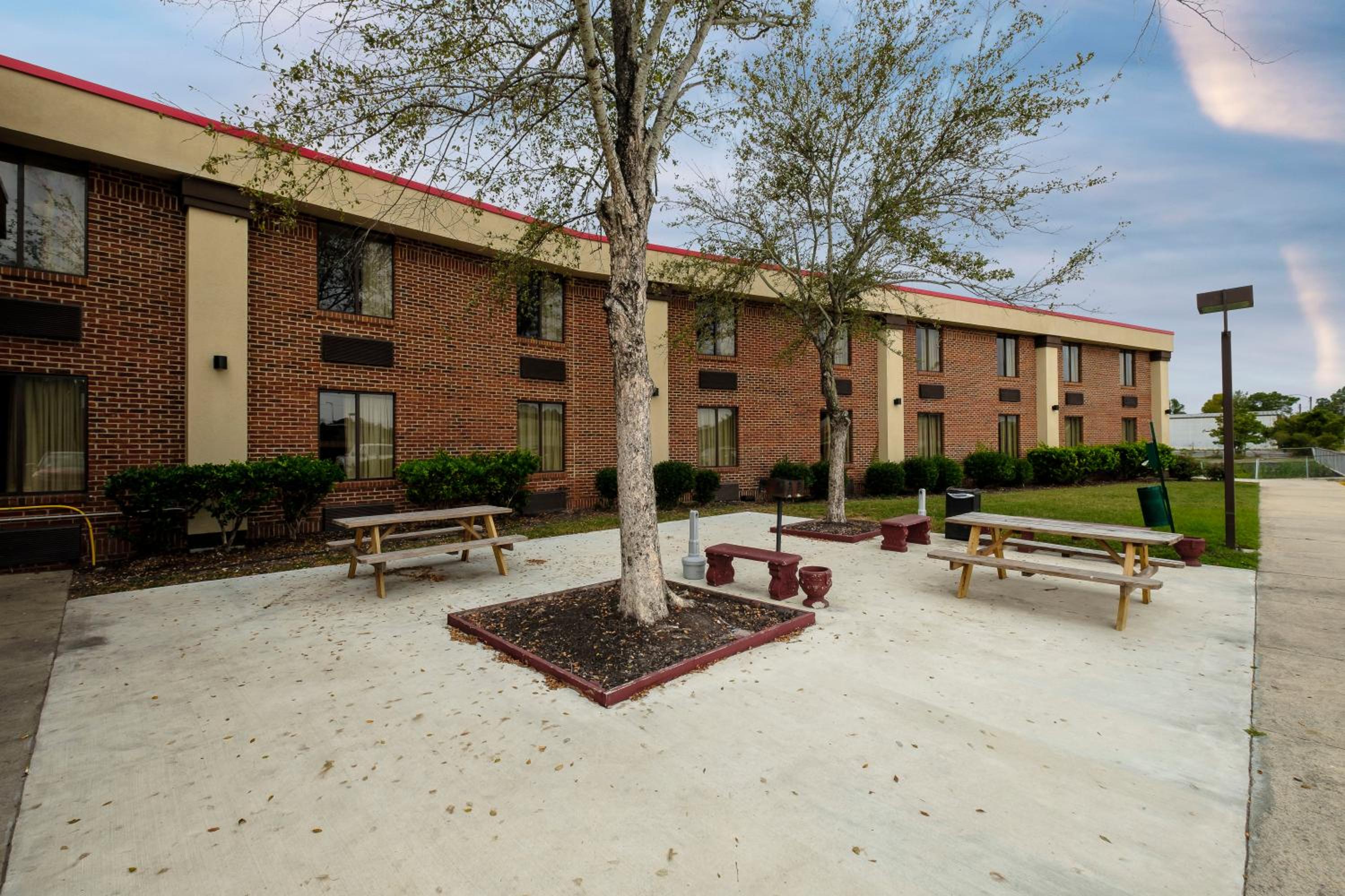 Jacksonville Vacations - Red Roof Inn  Suites Jacksonville, NC - Property Image 2
