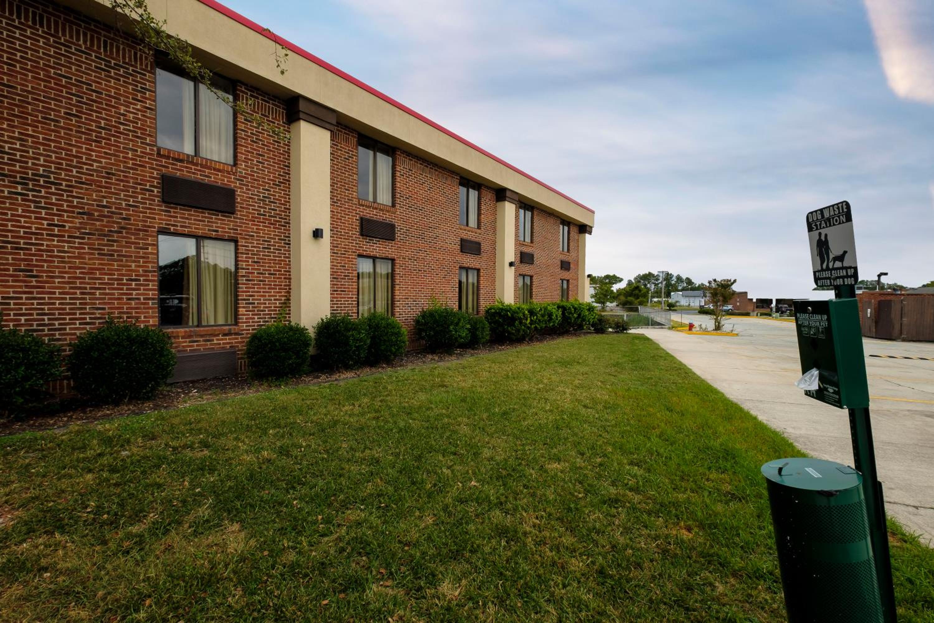 Jacksonville Vacations - Red Roof Inn  Suites Jacksonville, NC - Property Image 4
