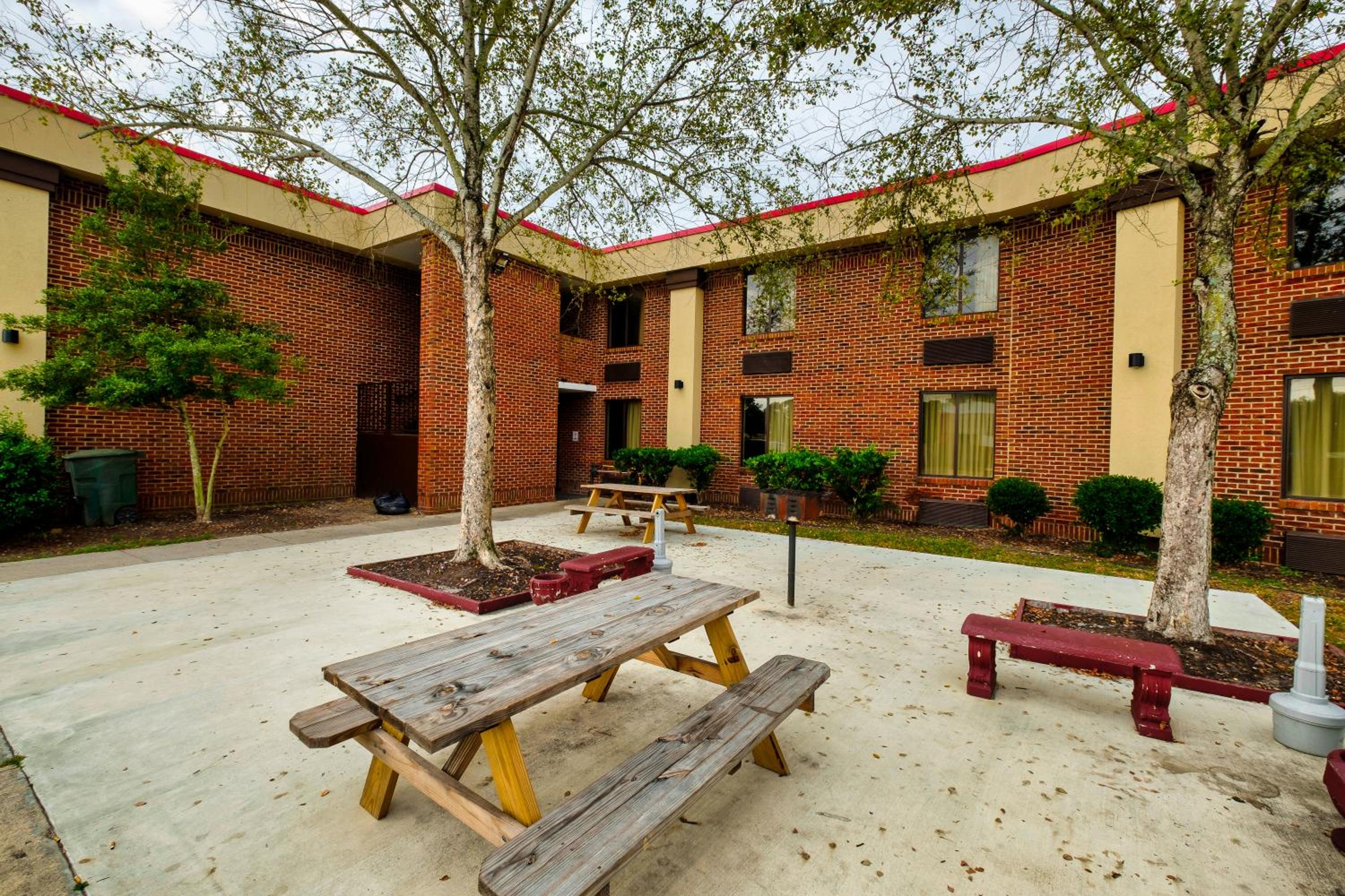 Jacksonville Vacations - Red Roof Inn  Suites Jacksonville, NC - Property Image 5