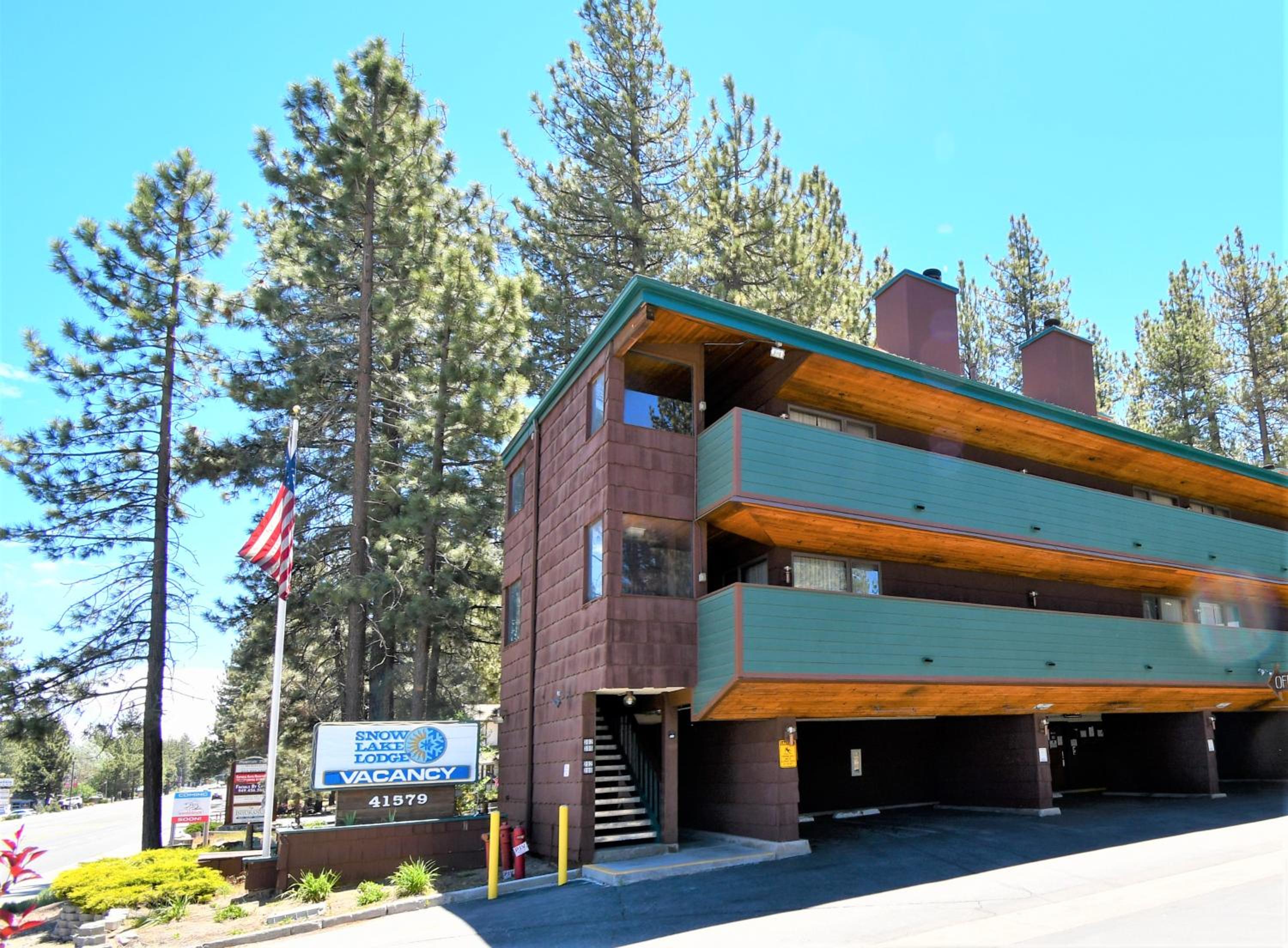 Hotel Snow Lake Lodge - Image 1