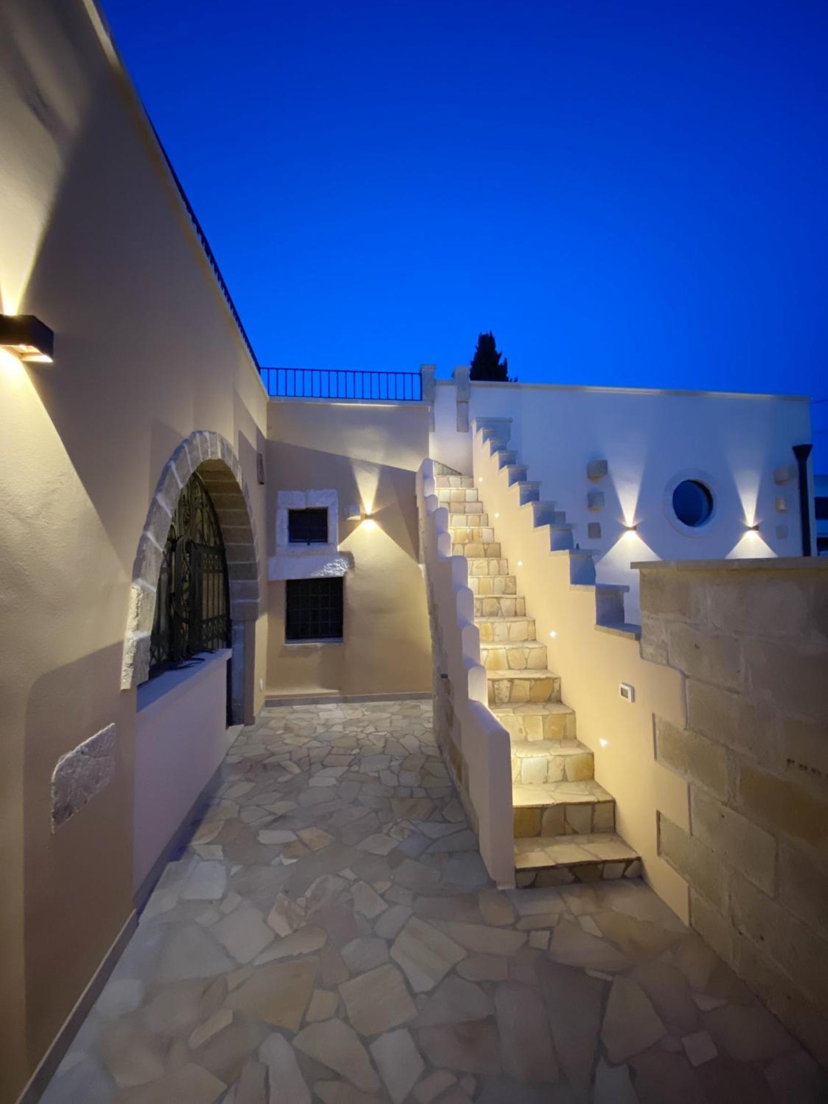 Comfortable House with Fenced Garden - Surano - Fireplace