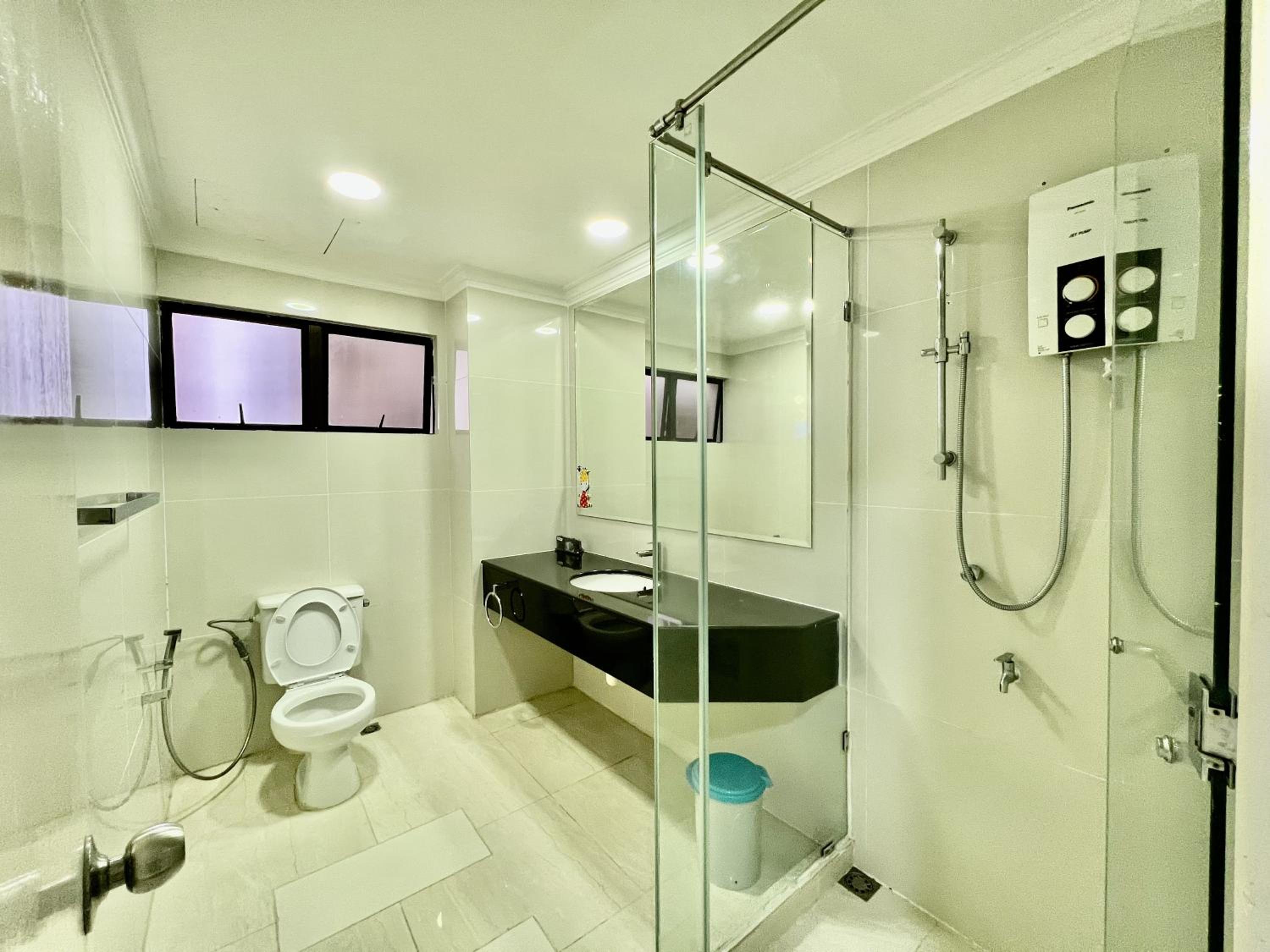 5 BEDROOMS PENTHOUSE VACATION HOME MARINA COURT KOTA KINABALU 15pax photo 8