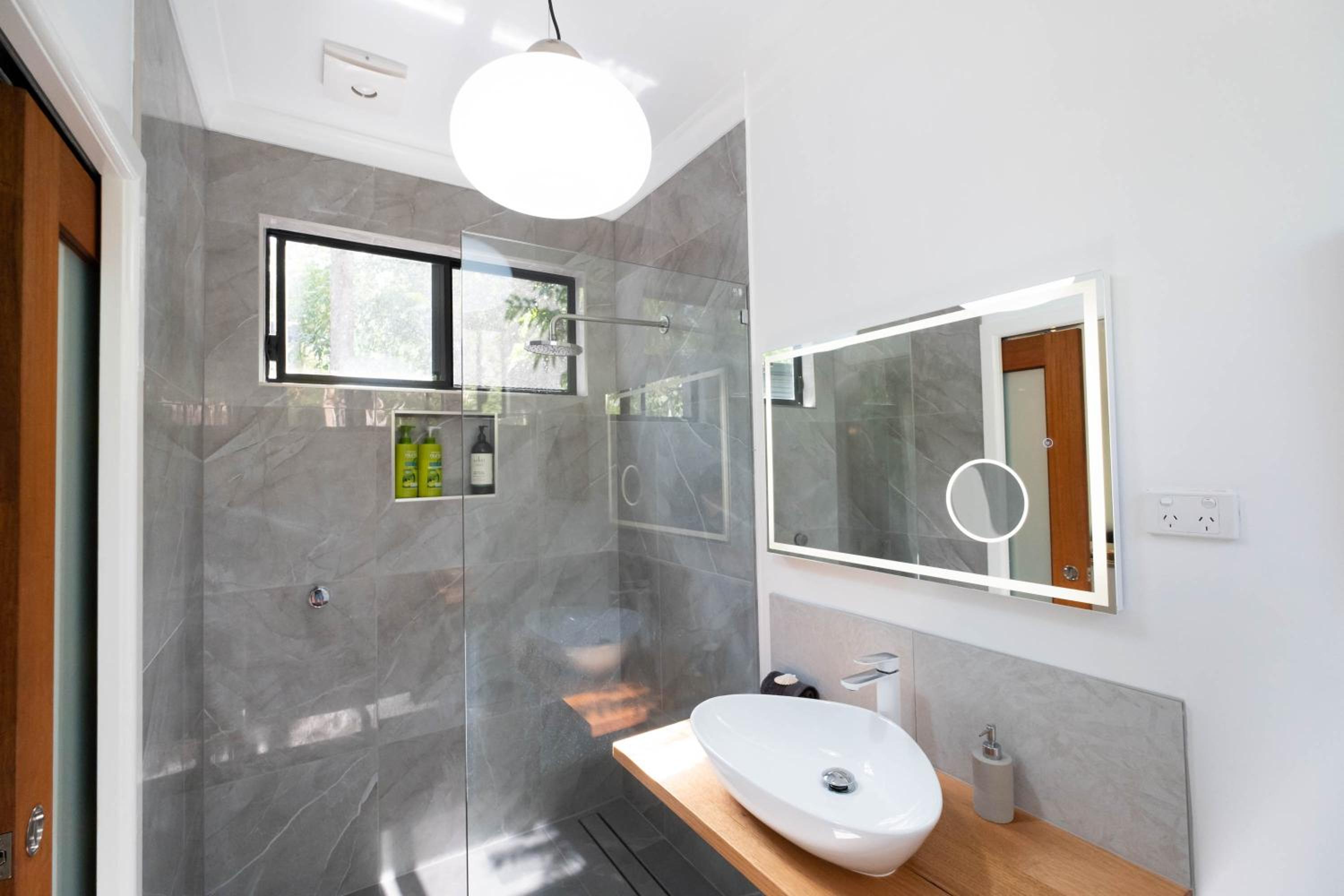 Airlie Beach Eco Cabins - Adults Only