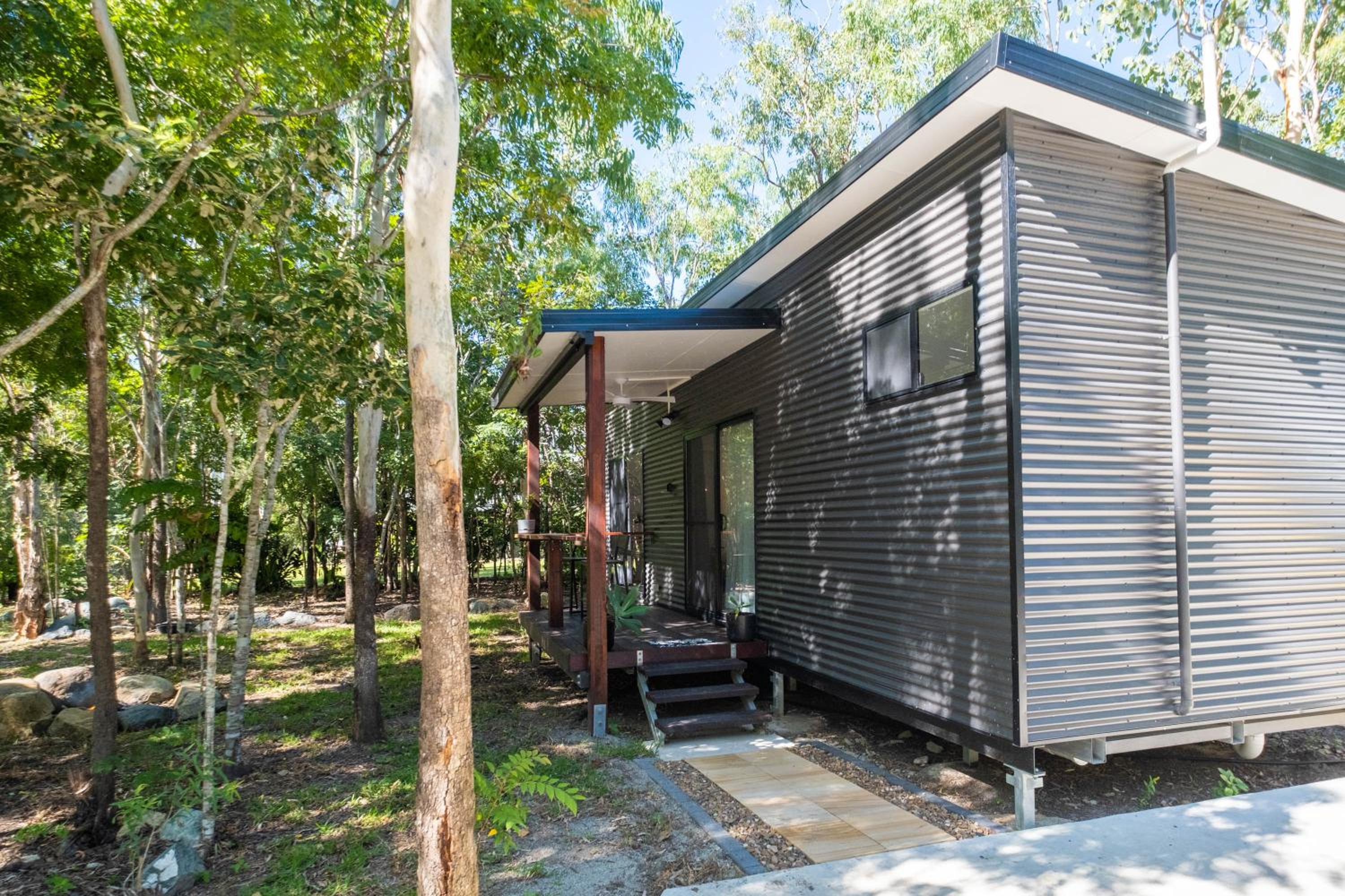 Airlie Beach Eco Cabins - Adults Only