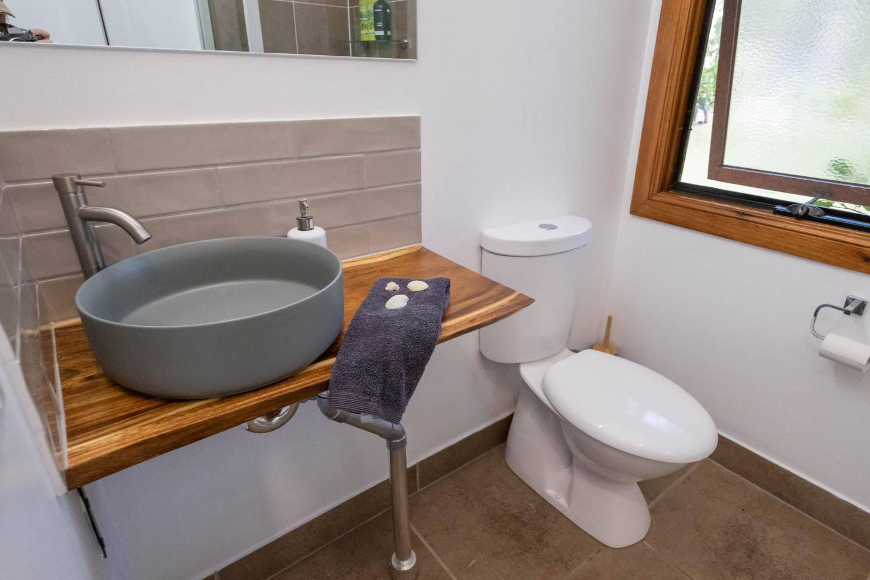 Airlie Beach Eco Cabins - Adults Only
