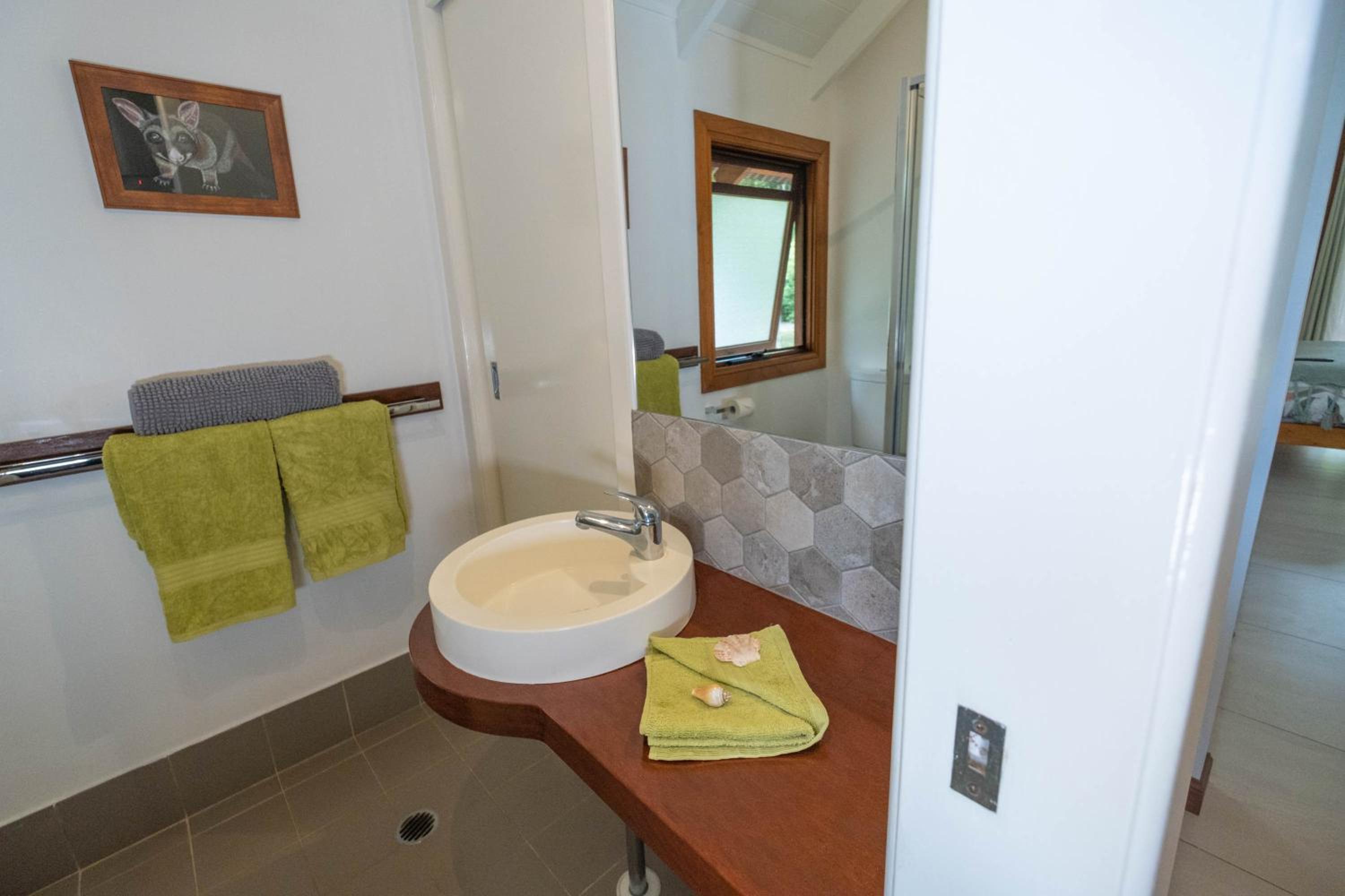 Airlie Beach Eco Cabins - Adults Only