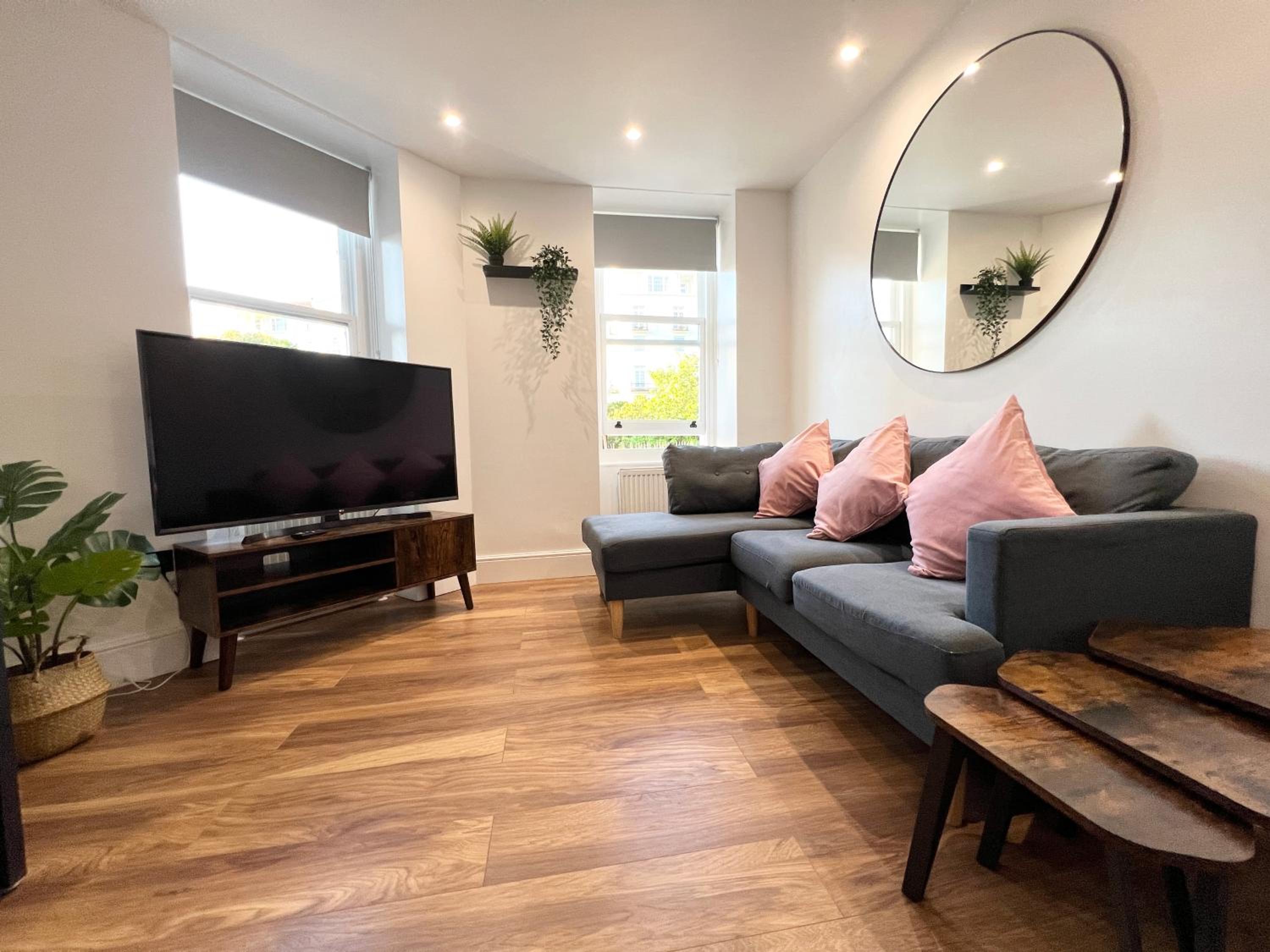 Lovely Apartment, One Minute from Bournemouth Beach and Town. view 3