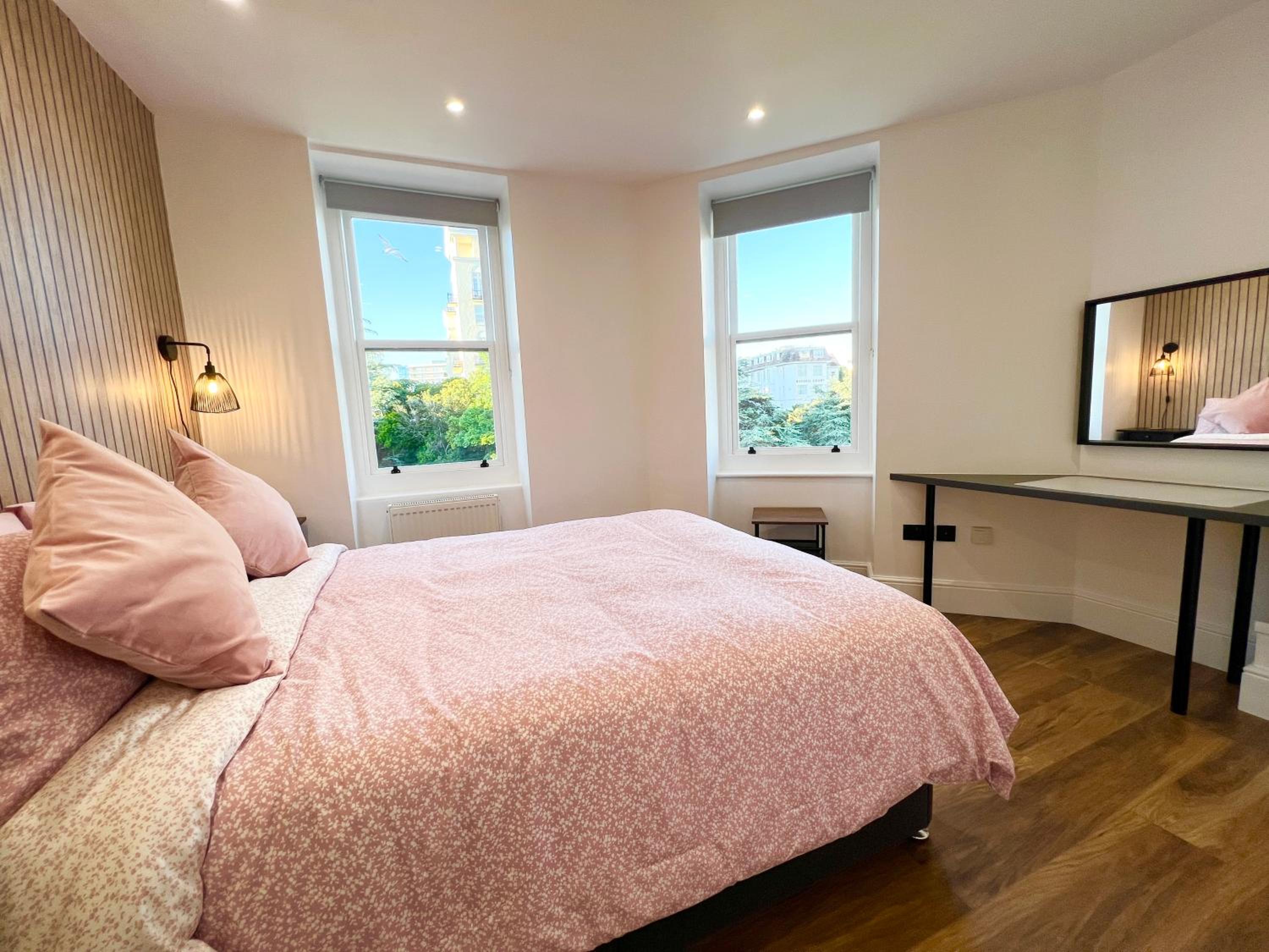 Lovely Apartment, One Minute from Bournemouth Beach and Town. view 4