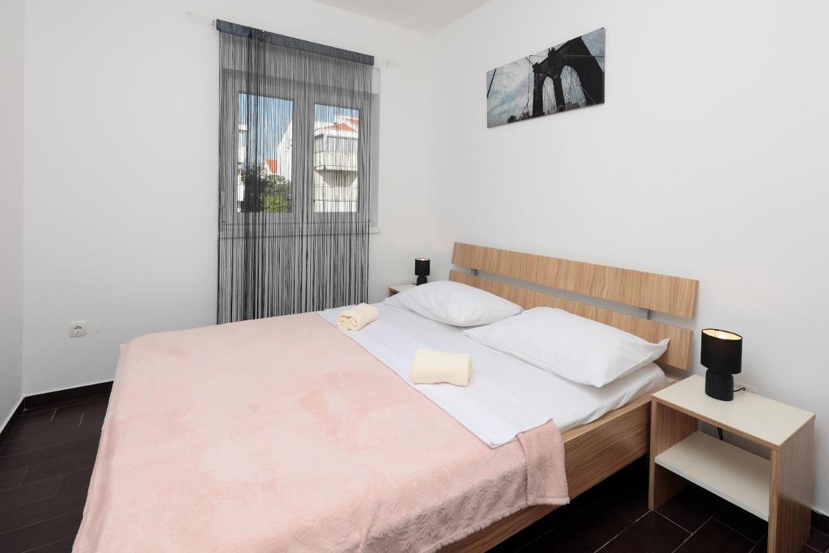 Central Apartment with Jacuzzi view 2