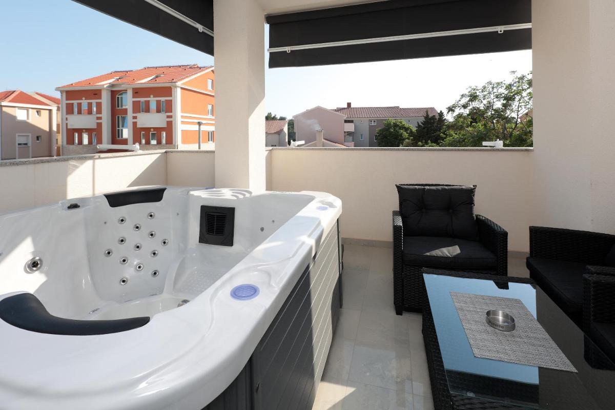 Central Apartment with Jacuzzi view 5