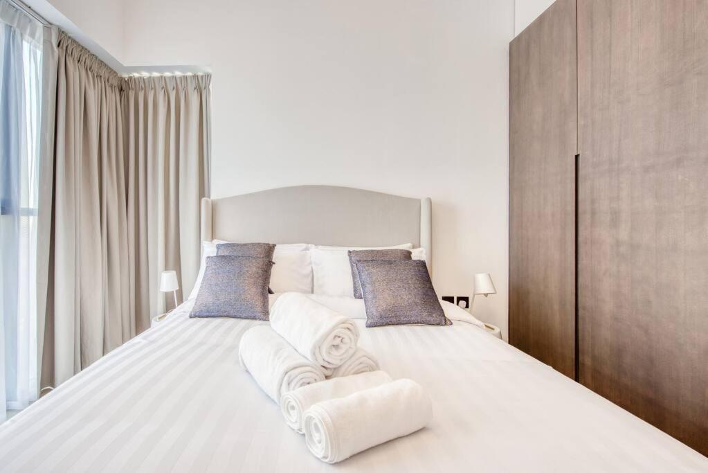 New 2 bed with gym, pool, yoga and private terrace