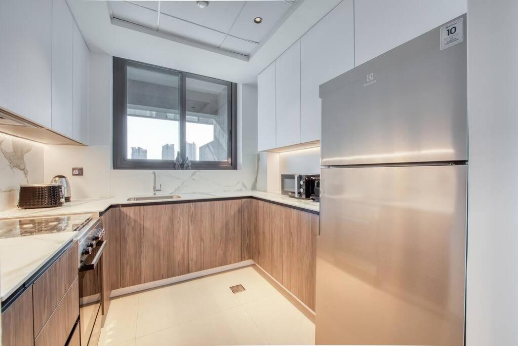New 2 bed with gym, pool, yoga and private terrace