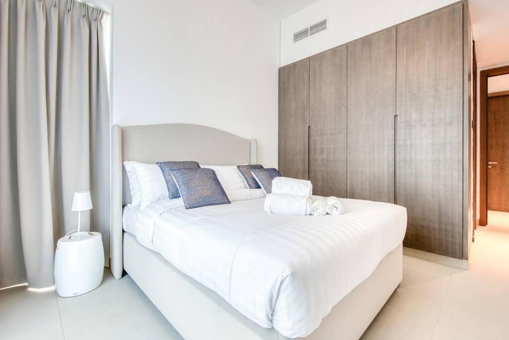 New 2 bed with gym, pool, yoga and private terrace