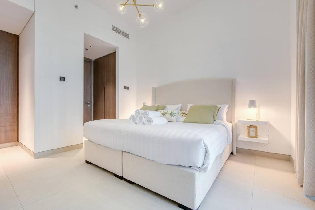 New 2 bed with gym, pool, yoga and private terrace