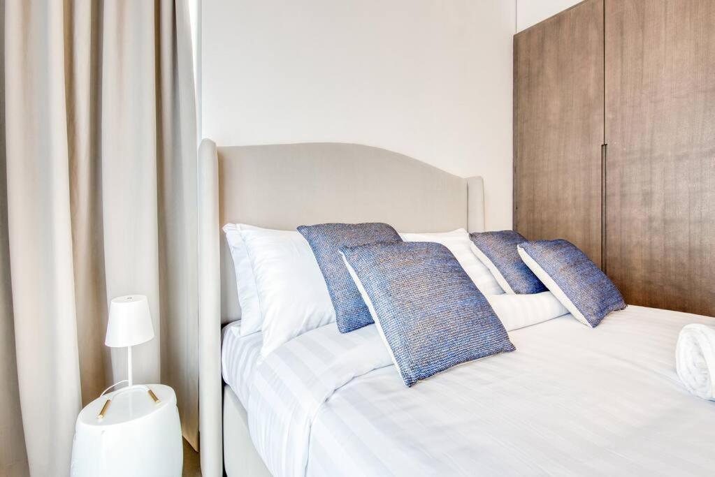 New 2 bed with gym, pool, yoga and private terrace