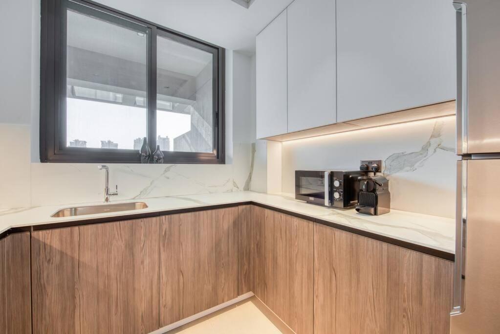 New 2 bed with gym, pool, yoga and private terrace
