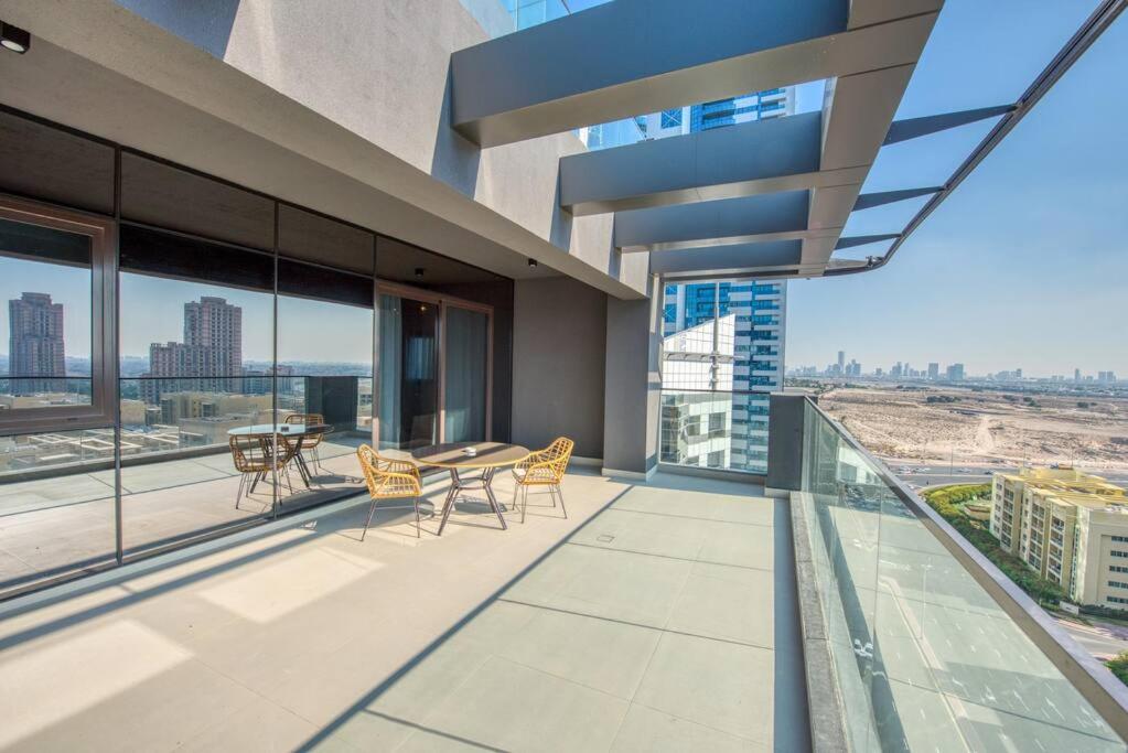 New 2 bed with gym, pool, yoga and private terrace