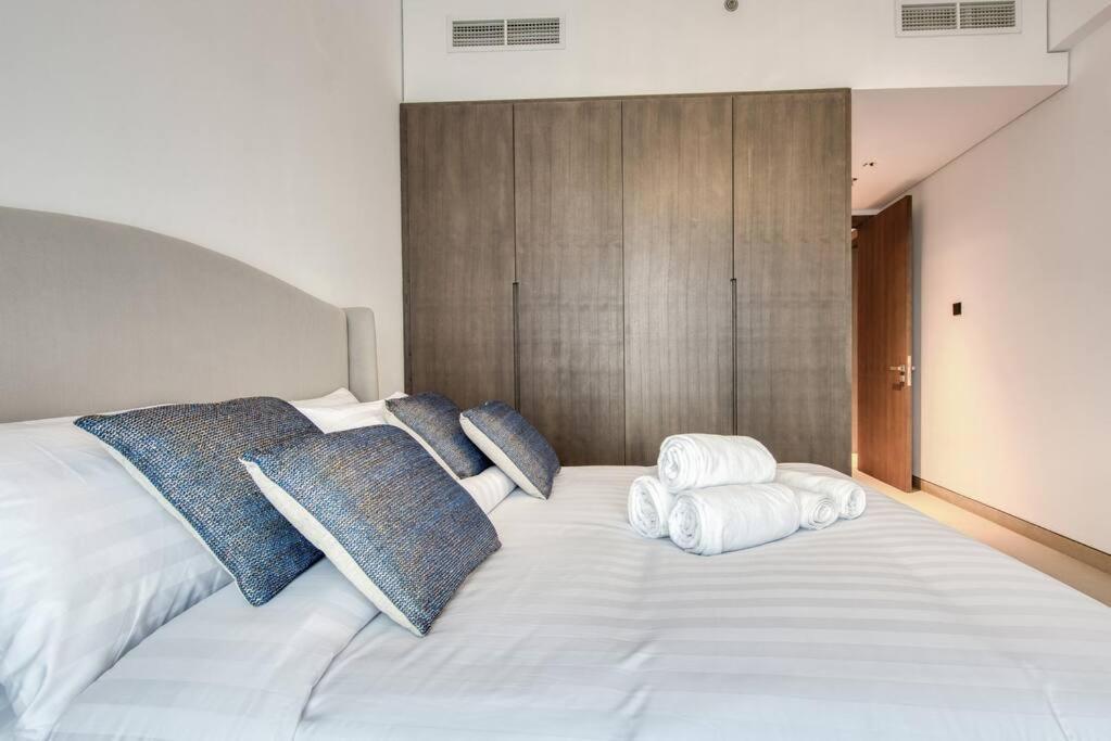 New 2 bed with gym, pool, yoga and private terrace