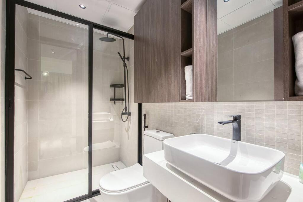 New 2 bed with gym, pool, yoga and private terrace