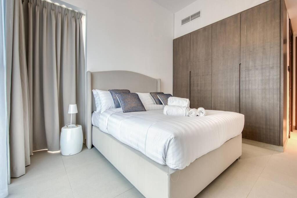 New 2 bed with gym, pool, yoga and private terrace