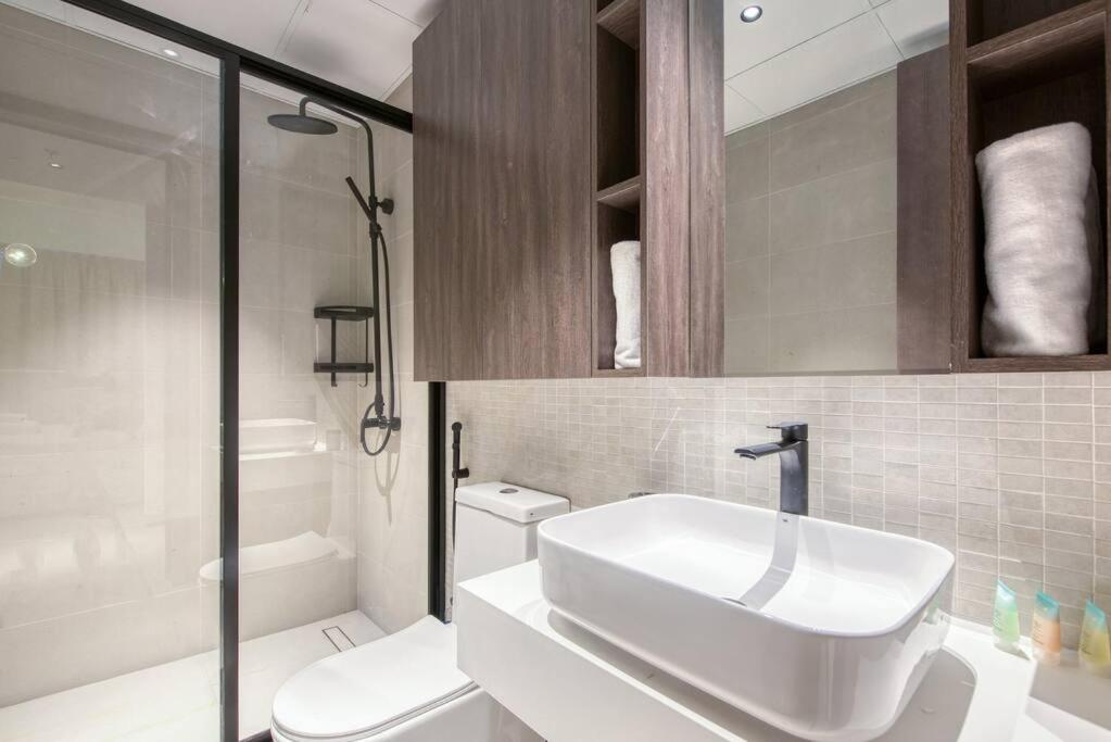 New 2 bed with gym, pool, yoga and private terrace