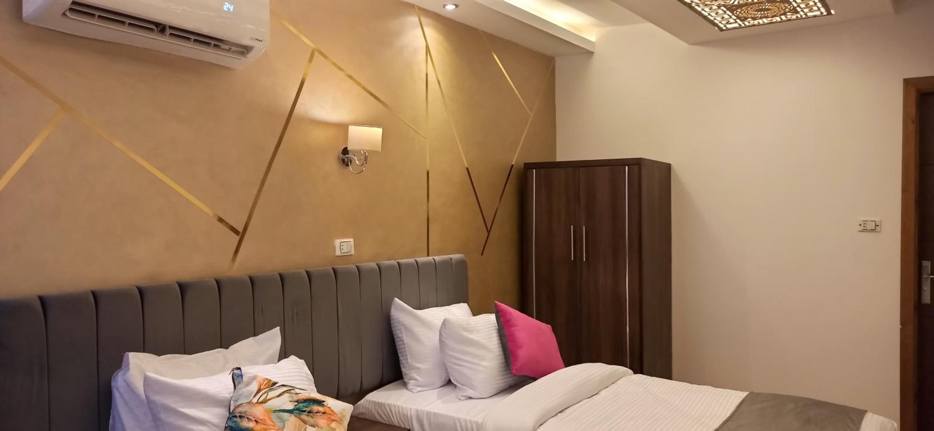Grand Pyramids Inn