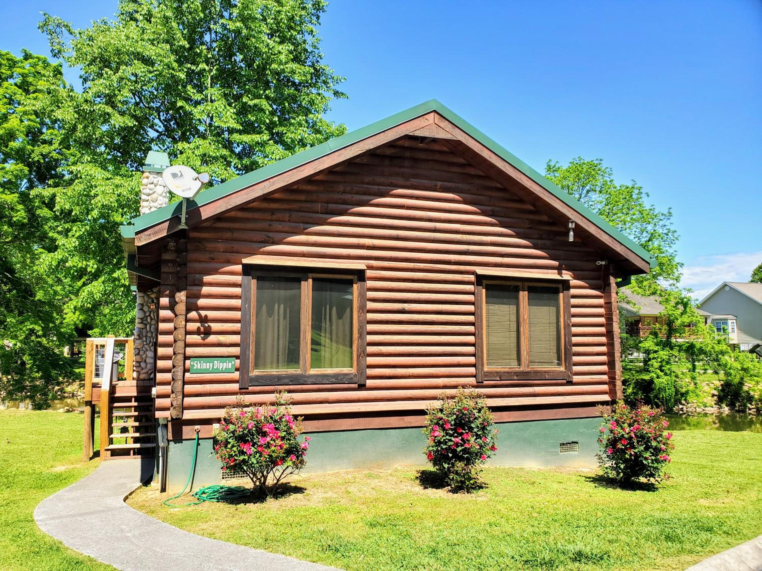 Free Tickets & Easy Parkway Access - Skinny Dippin'-Cozy Riverfront Log Cabin-Dogs OK wfee view 2