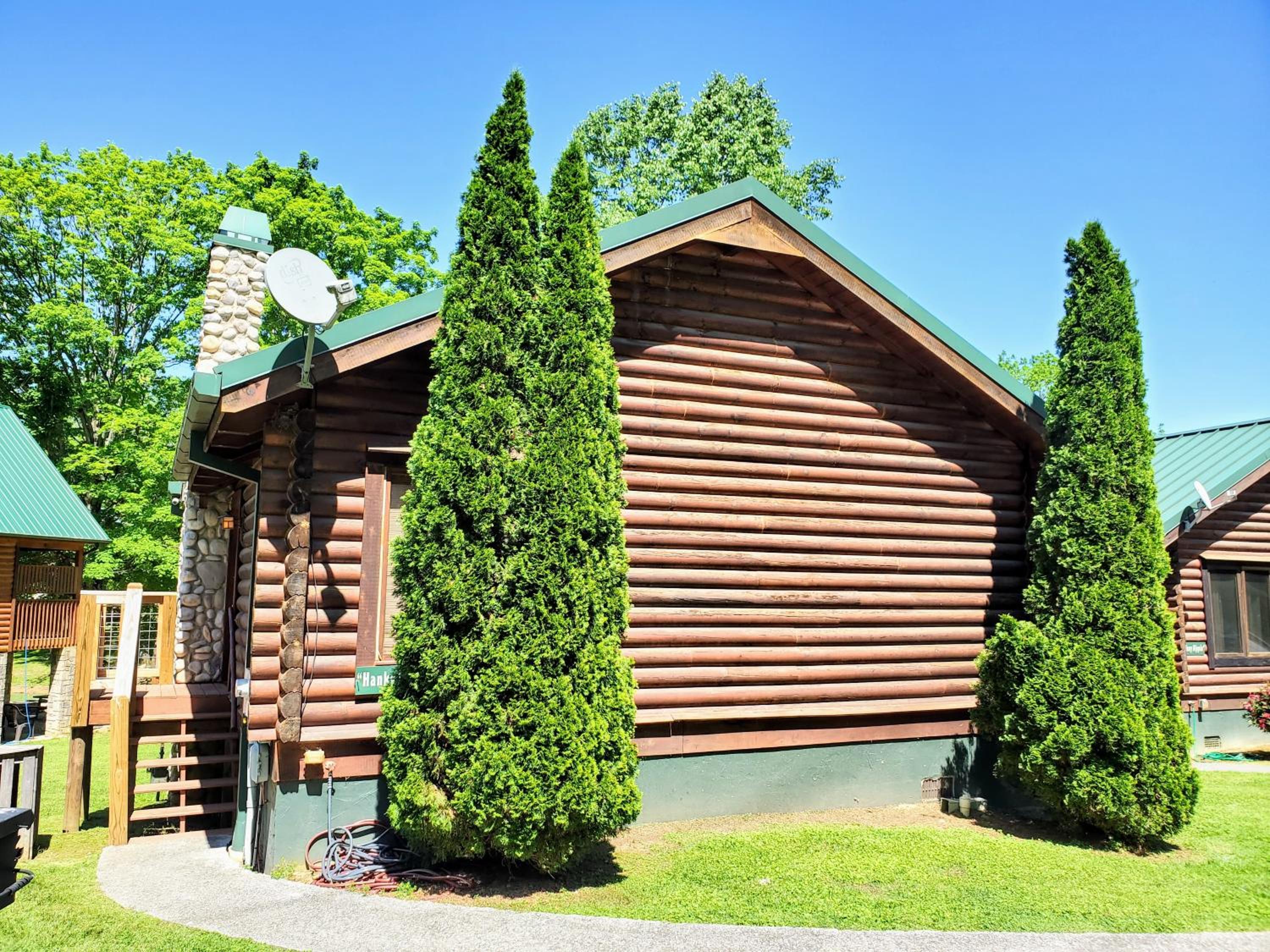 Free Tickets-Couples Riverfront Getaway Jetted Tub King Bed & Pet Friendly in Pigeon Forge view 2