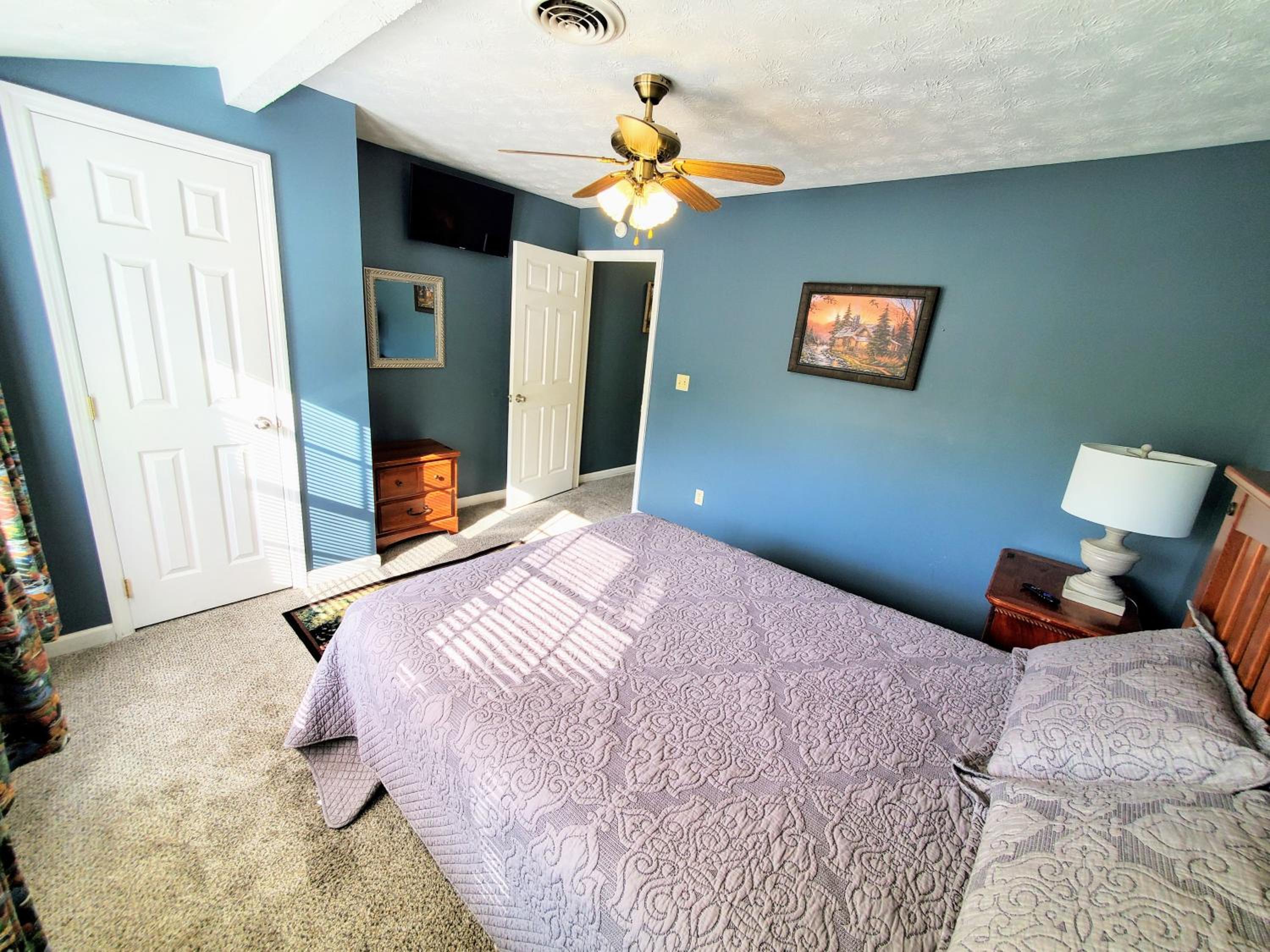 2 Blocks to Parkway! 5BR3BA Ranch wHot Tub FREE Attraction Tickets
