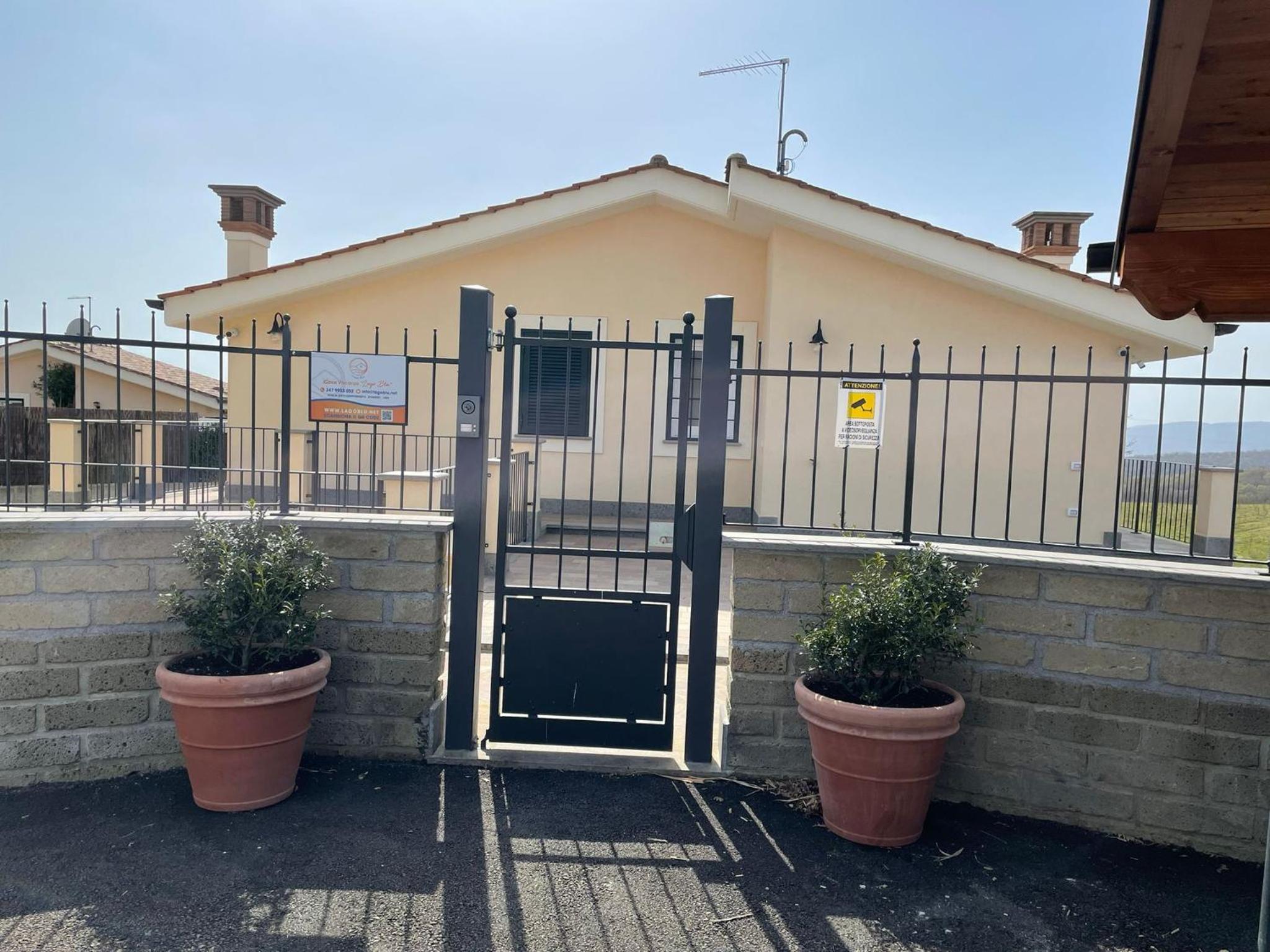 VILLA "Lago Blu" vista lago di Bracciano, con vasca idromassaggio esterna
