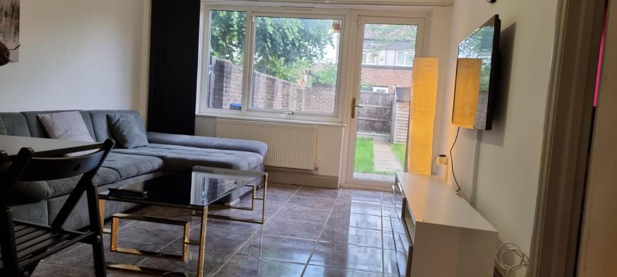 3 bed bedroom house with garden view 2