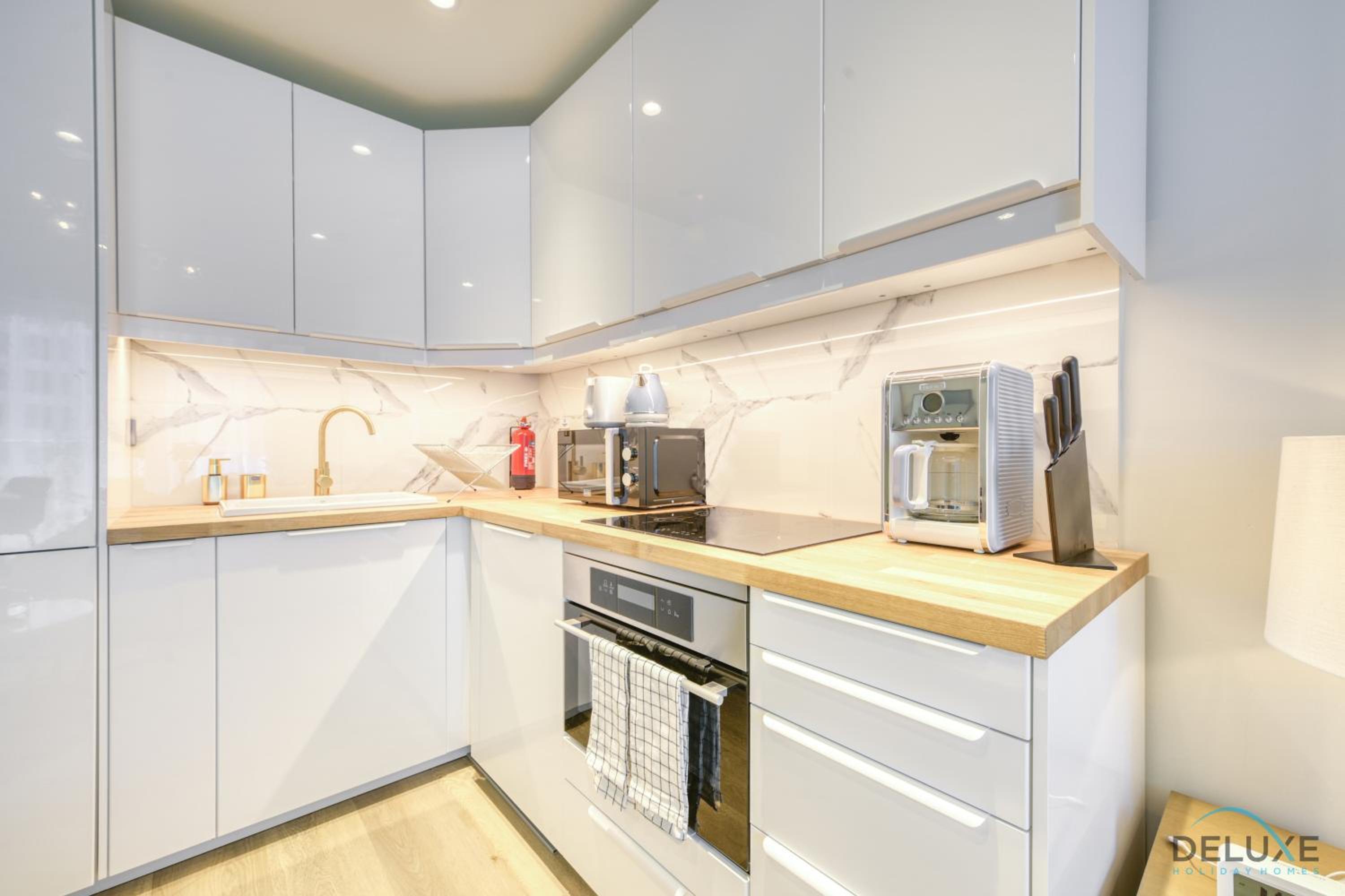 Stunning Studio at Marina Views A Dubai Marina by Deluxe Holiday Homes