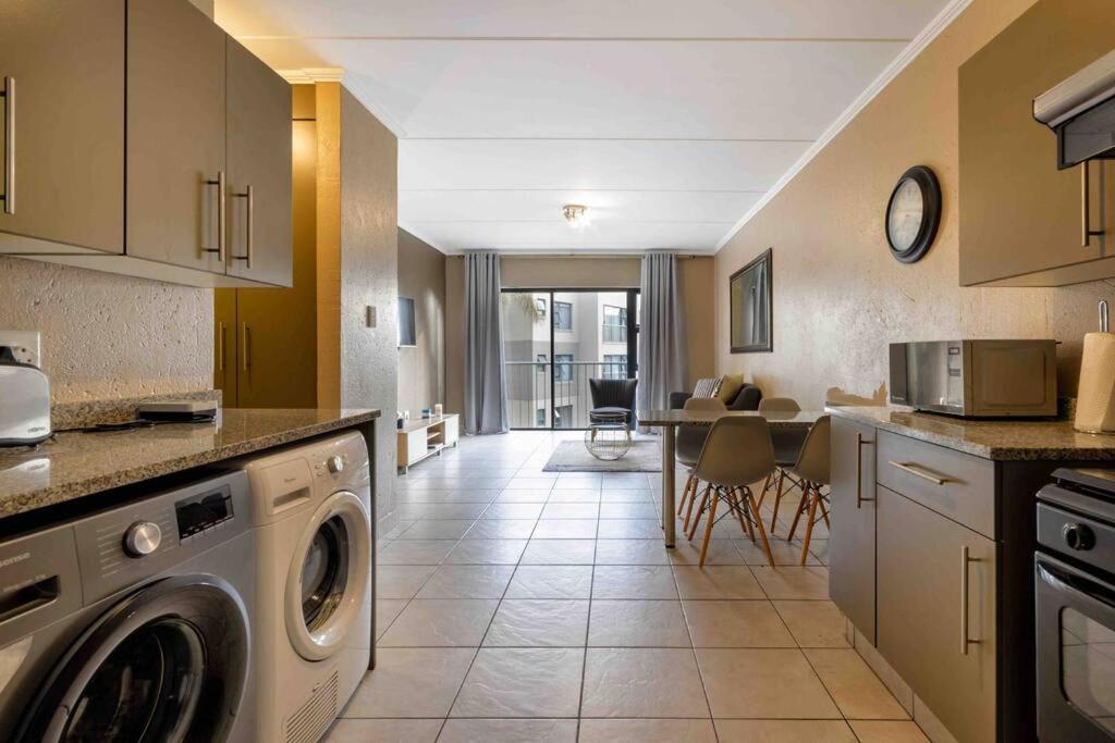 Lovely 2 bedroom apartment around Montecasino view 3