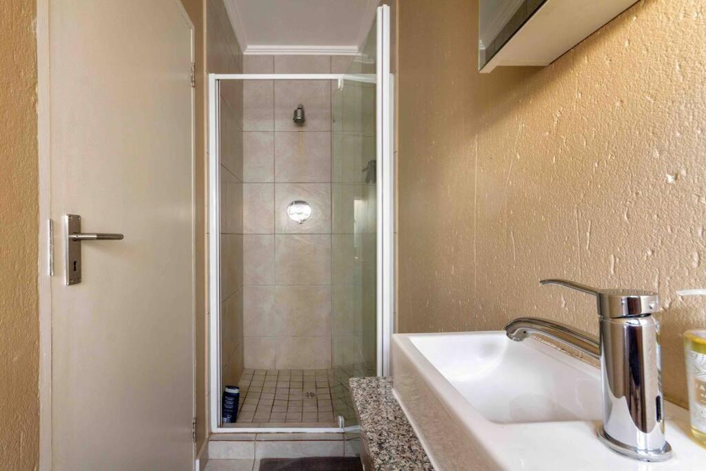 Lovely 2 bedroom apartment around Montecasino view 4