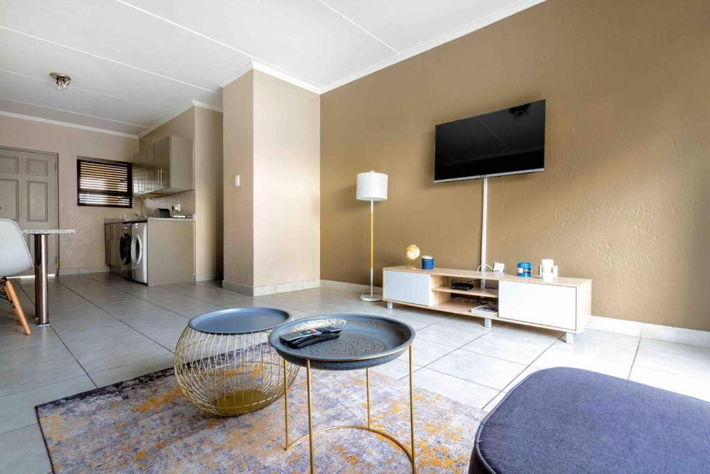 Lovely 2 bedroom apartment around Montecasino view 5